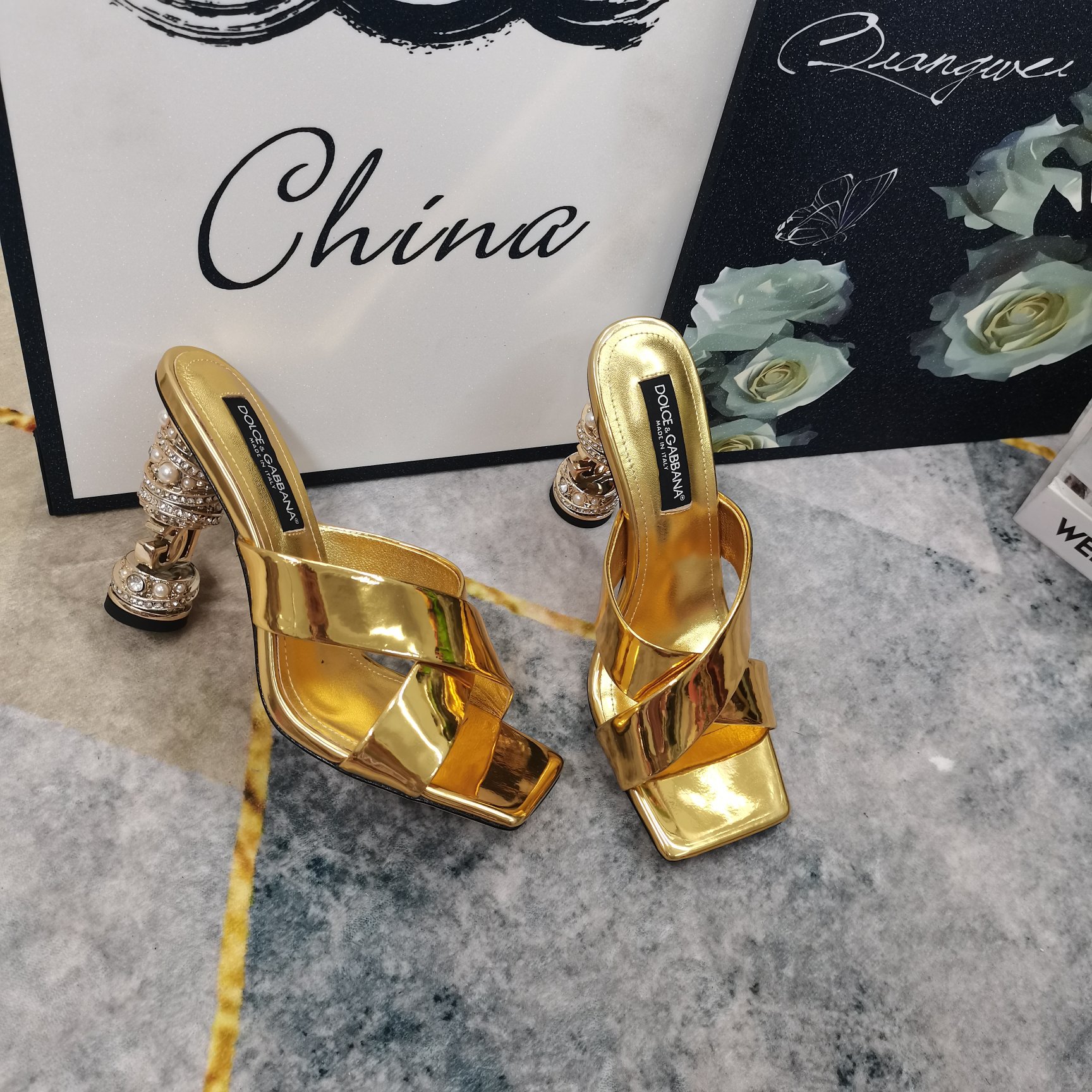 NO:406404,New - DG·Top High-Level 2025 New DG Rhinestone Pearl Heel Slippers Bingbing Rhinestone Heel Design (High-end Luxury) Perfect Details Handling Floating Sheepskin (Delicious Texture) Italian Black Leather Outsole 1 Upper Imported Beef Patent Leather 2 Soles 3 Soles AAA Grade Black Leather Outsole 4Size34-43 (34 41 42 43 Customized No Return) 5 Heels Height 11cm 6Clour Black Gold Silver Green Red, High Heels Slippers, High Heels, Slippers, Sheepskin, Leather Soles19860909上新-DG·顶级高版本 2025新款DG水钻珍珠跟拖鞋 Bingbing水钻跟设计（高端奢华） 细节处理完美 垫脚羊皮（质感细腻） 意大利黑色真皮大底 1鞋面进口牛漆皮 2垫脚羊皮 3鞋底AAA级黑色真皮大底 4Size34-43（34 41 42 43订做不退换） 5跟高11cm 6Clour黑色 金色 银色 绿色 红色,高跟鞋拖鞋,high heels,slippers,sheepskin,Leather soles,Women's Shoes