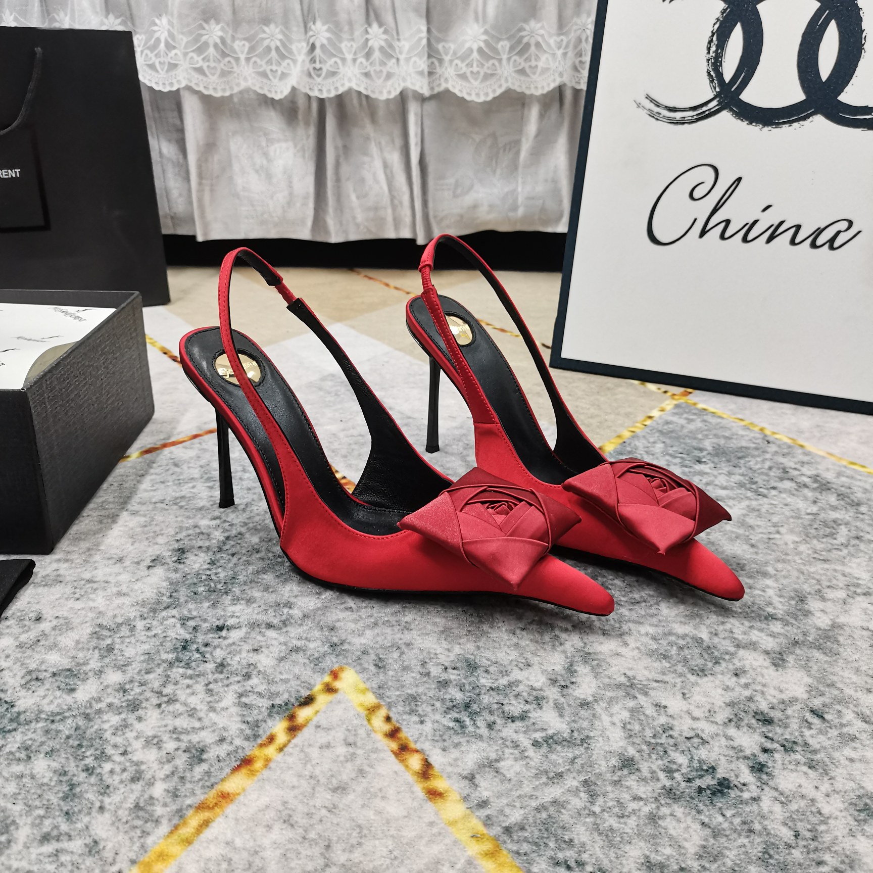 NO:407496,New - YSL·Top High-level Version 2025 official website synchronizes the new flower-decorated empty sandals. Details are perfectly processed. Floor-pad sheepskin (fine texture) AAA-grade Italian black leather outsole. Extremely perfect replica. 1 imported beef patent leather/silk. 2 imported sheepskin. 3 soles. YB black leather outsole. 4Size34-43 (34 41 42 43. Custom made without return) 5 heels. 10.5cm. 6Clour⑨ color in, high heels. saint laurent, sandals, high heels. Sheepskin, real silk. Leather soles.19860909上新—YSL·顶级高版本 2025官网同步新款花朵装饰后空凉鞋 细节处理完美 垫脚羊皮（质感细腻） AAA级意大利黑色真皮大底 极致完美复刻 1鞋面进口牛漆皮/真丝 2垫脚进口羊皮 3鞋底YB黑色真皮大底 4Size34-43（34 41 42 43订做不退换） 5跟高10.5cm 6Clour⑨色入,高跟鞋凉鞋,saint laurent,sandals,high heels,sheepskin,real silk,Leather soles,Women's Shoes