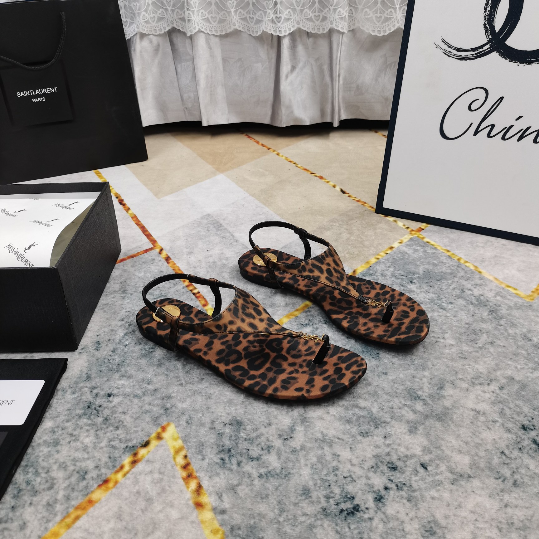 NO:412143,New - YSL·Top High-level Version 2025 official website synchronized the new logo buckle decorative flat sandals. Details are perfectly processed. Floating sheepskin (fine texture) AAA grade Italian black leather outsole. Extremely perfect replica. 1 imported cowhide/silk. 2 imported sheepskin. 3 soles. YB black leather outsole. 4Size34-43 (34 41 42 43. Custom made and non-return) 5Clour⑥ color, split-toe shoes, saint laurent, sandals, cowhide, sheepskin, real silk, Leather soles19860909上新—YSL·顶级高版本 2025官网同步新款logo扣装饰平底凉鞋 细节处理完美 垫脚羊皮（质感细腻） AAA级意大利黑色真皮大底 极致完美复刻 1鞋面进口牛皮/真丝 2垫脚进口羊皮 3鞋底YB黑色真皮大底 4Size34-43（34 41 42 43订做不退换） 5Clour⑥色入,分趾鞋,saint laurent,sandals,cowhide,sheepskin,real silk,Leather soles,Women's Shoes