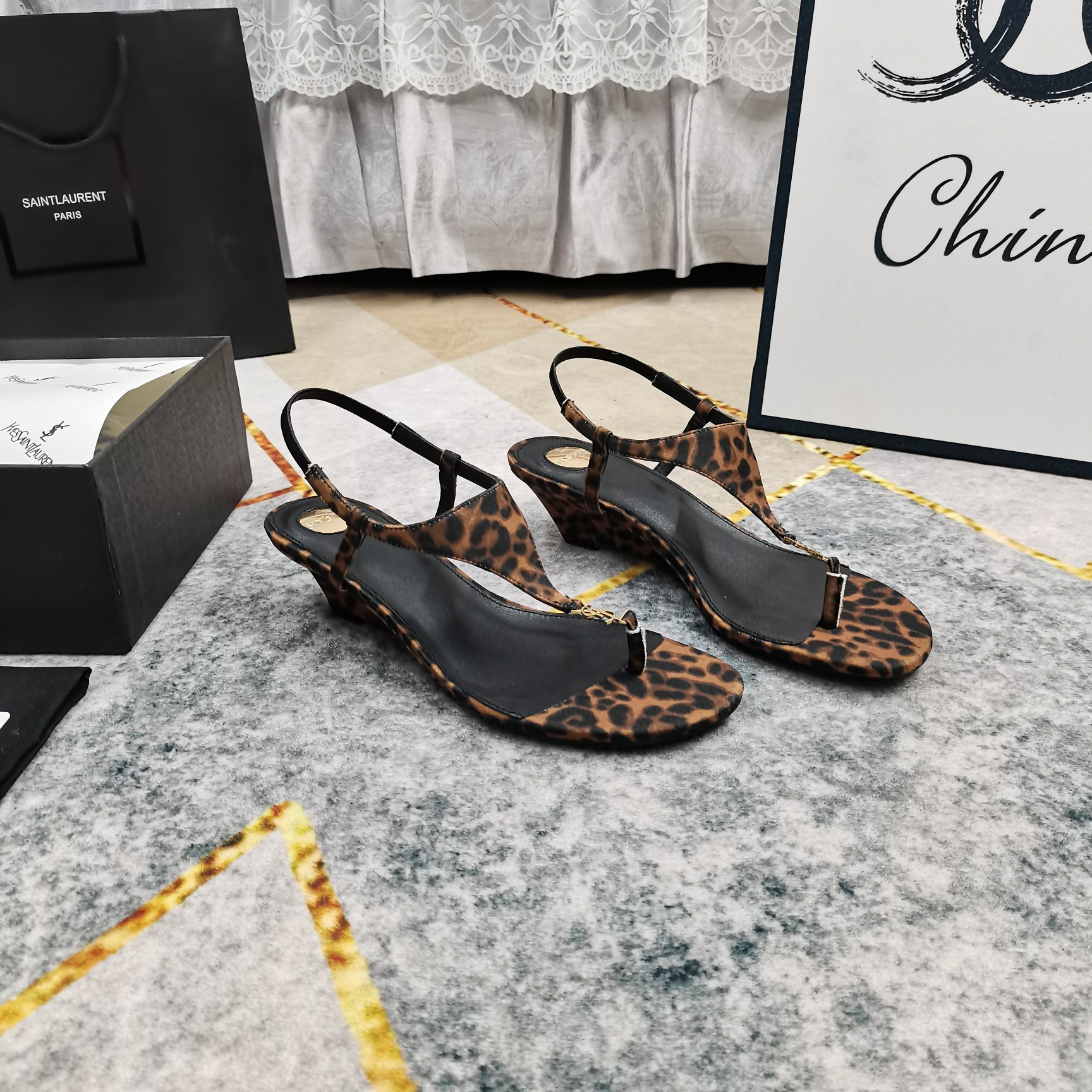 NO:412150,New - YSL·Top High-level Version 2025 official website synchronized the new logo buckle decorative wedge sandals. Details are perfectly processed. Floor-pad sheepskin (fine texture) AAA-grade Italian black leather outsole. Extremely perfect replica. 1 imported cowhide/silk. 2 imported sheepskin. 3 soles. YB black leather outsole. 4Size34-43 (34 41 42 43. Custom made no return) 5 heel height 3.5cm 6Clour⑥ color, split-toe shoes, saint laurent, sandals, cowhide, sheepskin, real silk, Leather soles19860909上新—YSL·顶级高版本 2025官网同步新款logo扣装饰坡跟凉鞋 细节处理完美 垫脚羊皮（质感细腻） AAA级意大利黑色真皮大底 极致完美复刻 1鞋面进口牛皮/真丝 2垫脚进口羊皮 3鞋底YB黑色真皮大底 4Size34-43（34 41 42 43订做不退换） 5跟高3.5cm 6Clour⑥色入,分趾鞋,saint laurent,sandals,cowhide,sheepskin,real silk,Leather soles,Women's Shoes