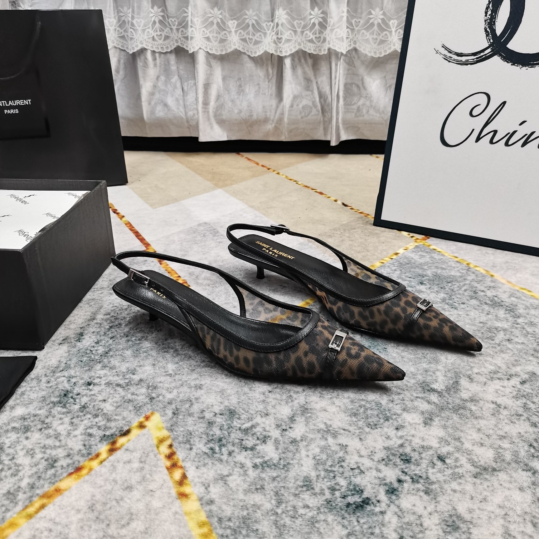 NO:412127,New - YSL·Top High-level Version 2025 official website synchronized the new mesh short-heeled sandals. Details are perfectly processed. Floor-pad sheepskin (fine texture) AAA grade Italian black leather outsole. Extremely perfect replica. 1 imported mesh on the upper. 2 imported sheepskin on the foot. 3 soles. YB black leather outsole. 4Size34-43 (34 41 42 43. Custom made without return) 5 heel height. 3cm 6Clour⑤ color in, sandals. saint laurent, sandals. Sheepskin. Leather soles.19860909上新—YSL·顶级高版本 2025官网同步新款网纱矮跟凉鞋 细节处理完美 垫脚羊皮（质感细腻） AAA级意大利黑色真皮大底 极致完美复刻 1鞋面进口网面 2垫脚进口羊皮 3鞋底YB黑色真皮大底 4Size34-43（34 41 42 43订做不退换） 5跟高3cm 6Clour⑤色入,凉鞋,saint laurent,sandals,sheepskin,Leather soles,Women's Shoes