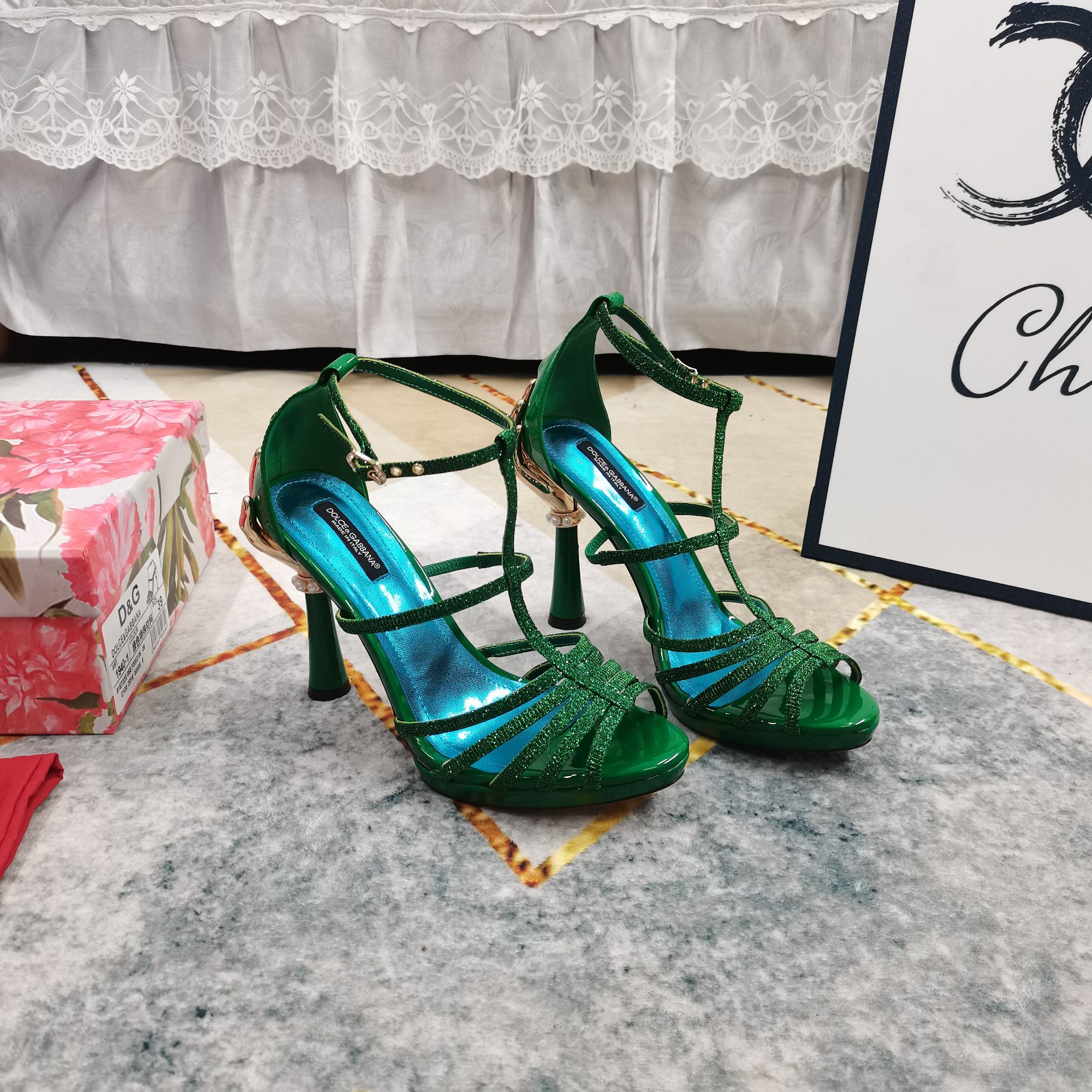 NO:412119,New - DG·Top High-Level 2025 New Luxury Heavy Craft High Heel Sandals, Details are perfectly processed, Floor-pad sheepskin (fine texture) Italian leather sole 1 upper YB consistent fabric 2 imported sheepskin 3 soles AAA grade Italian leather sole 4Size34-43 (34 41 42 43 customized, non-return and exchange) 5 heels height 11cm 6Clour④ color, high heels, high heels, sheepskin, Leather soles19860909上新-DG·顶级高版本 2025新款奢华重工艺高跟凉鞋 细节处理完美 垫脚羊皮（质感细腻） 意大利真皮大底 1鞋面YB一致面料 2垫脚进口羊皮 3鞋底AAA级意大利真皮大底 4Size34-43（34 41 42 43订做不退换） 5跟高11cm 6Clour④色入,高跟鞋凉鞋,sandals,high heels,sheepskin,Leather soles,Women's Shoes