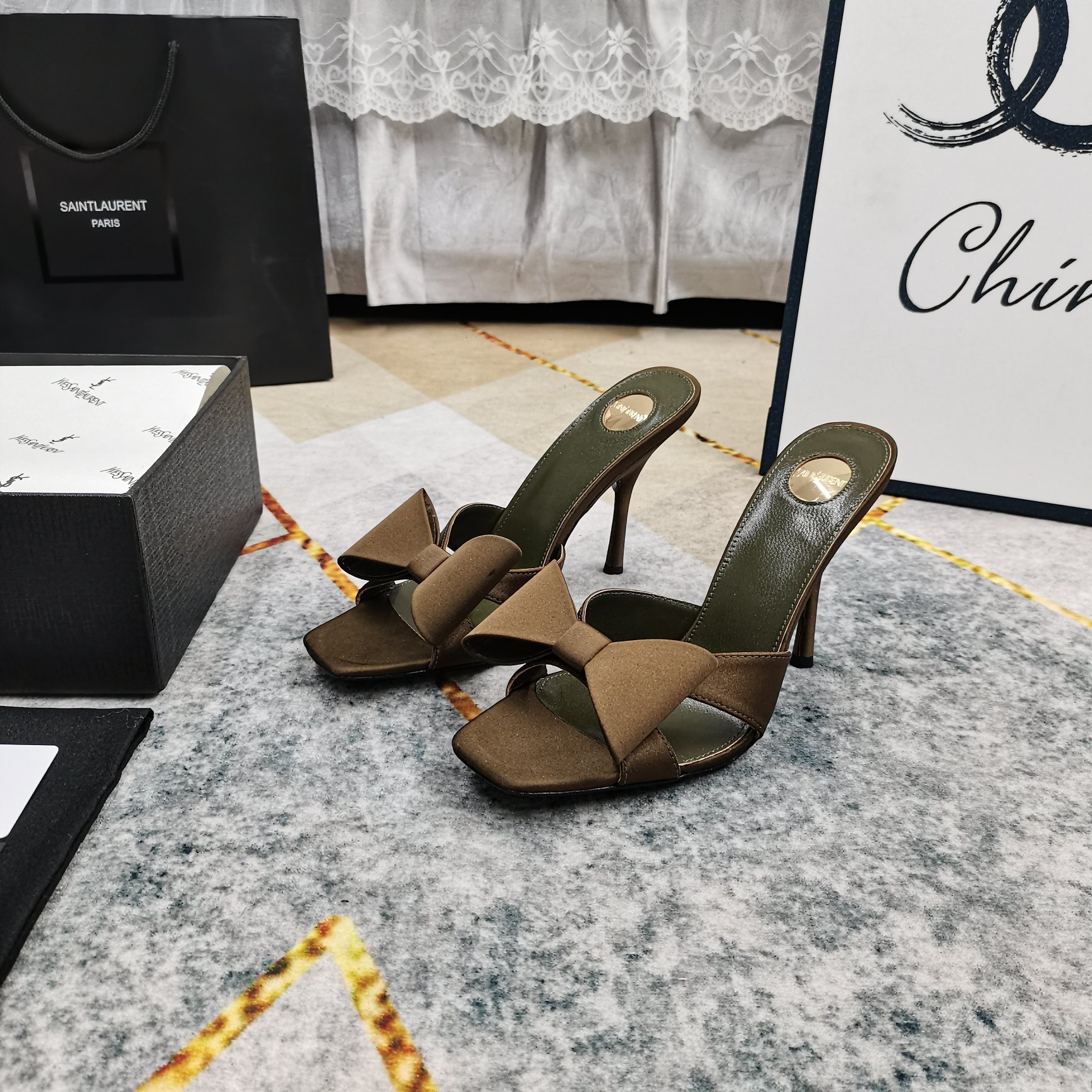 NO:814459,New - YSL·Top high version 2025 official website synchronized new bow silk slippers, perfect details processing, foot pad sheepskin (fine texture) AAA grade Italian black leather outsole, the ultimate perfect replica 1 upper imported silk 2 foot pad imported sheepskin 3 sole AAA grade black leather outsole 4Size34-43 (34 41 42 43 custom-made and non-returnable) 5 Heel height 10.5cm  6Clour⑥color,sandals,saint laurent,sandals,slippers,sheepskin,real silk,Leather soles19860909上新—YSL·顶级高版本 2025官网同步新款蝴蝶结真丝拖鞋 细节处理完美 垫脚羊皮（质感细腻） AAA级意大利黑色真皮大底 极致完美复刻 1鞋面进口真丝 2垫脚进口羊皮 3鞋底AAA级黑色真皮大底 4Size34-43（34 41 42 43订做不退换） 5跟高10.5cm 6Clour⑥色入,凉鞋,saint laurent,sandals,slippers,sheepskin,real silk,Leather soles,Women's Shoes