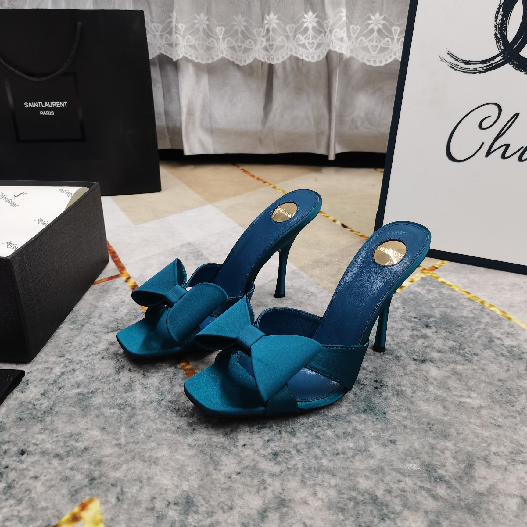 NO:814472,New - YSL·Top high version 2025 official website synchronized new bow silk slippers, perfect details processing, foot pad sheepskin (fine texture) AAA grade Italian black leather outsole, the ultimate perfect replica 1 upper imported silk 2 foot pad imported sheepskin 3 sole AAA grade black leather outsole 4Size34-43 (34 41 42 43 custom-made and non-returnable) 5 Heel height 10.5cm  6Clour6 colors,sandals,saint laurent,sandals,slippers,sheepskin,real silk,Leather soles19860909上新—YSL·顶级高版本 2025官网同步新款蝴蝶结真丝拖鞋 细节处理完美 垫脚羊皮（质感细腻） AAA级意大利黑色真皮大底 极致完美复刻 1鞋面进口真丝 2垫脚进口羊皮 3鞋底AAA级黑色真皮大底 4Size34-43（34 41 42 43订做不退换） 5跟高10.5cm 6Clour6色入,凉鞋,saint laurent,sandals,slippers,sheepskin,real silk,Leather soles,Women's Shoes