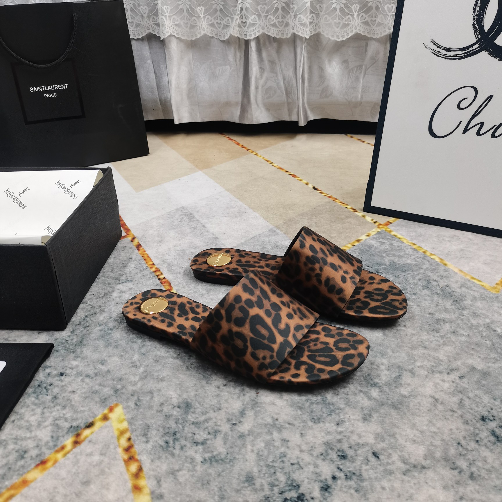 NO:439051,New - YS*·Top High-level Version 2025 New Simple Silk Slippers, Details are perfectly processed, Flying Sheepskin (fine texture) AAA-grade Italian black leather outsole, ultimate perfect replica, 1 imported silk upper, 2 imported sheepskin, 3 soles, AAA-grade black leather outsole, 4Size34-43 (34 41 42 43 customized, non-return) 5 heels, flat heels, 6Clour⑨ color, slippers, slippers, sheepskin, real silk, Leather soles19860909上新—YS*·顶级高版本 2025新款简约真丝拖鞋 细节处理完美 垫脚羊皮（质感细腻） AAA级意大利黑色真皮大底 极致完美复刻 1鞋面进口真丝 2垫脚进口羊皮 3鞋底AAA级黑色真皮大底 4Size34-43（34 41 42 43订做不退换） 5跟高平跟 6Clour⑨色入,拖鞋,slippers,sheepskin,real silk,Leather soles,Women's Shoes