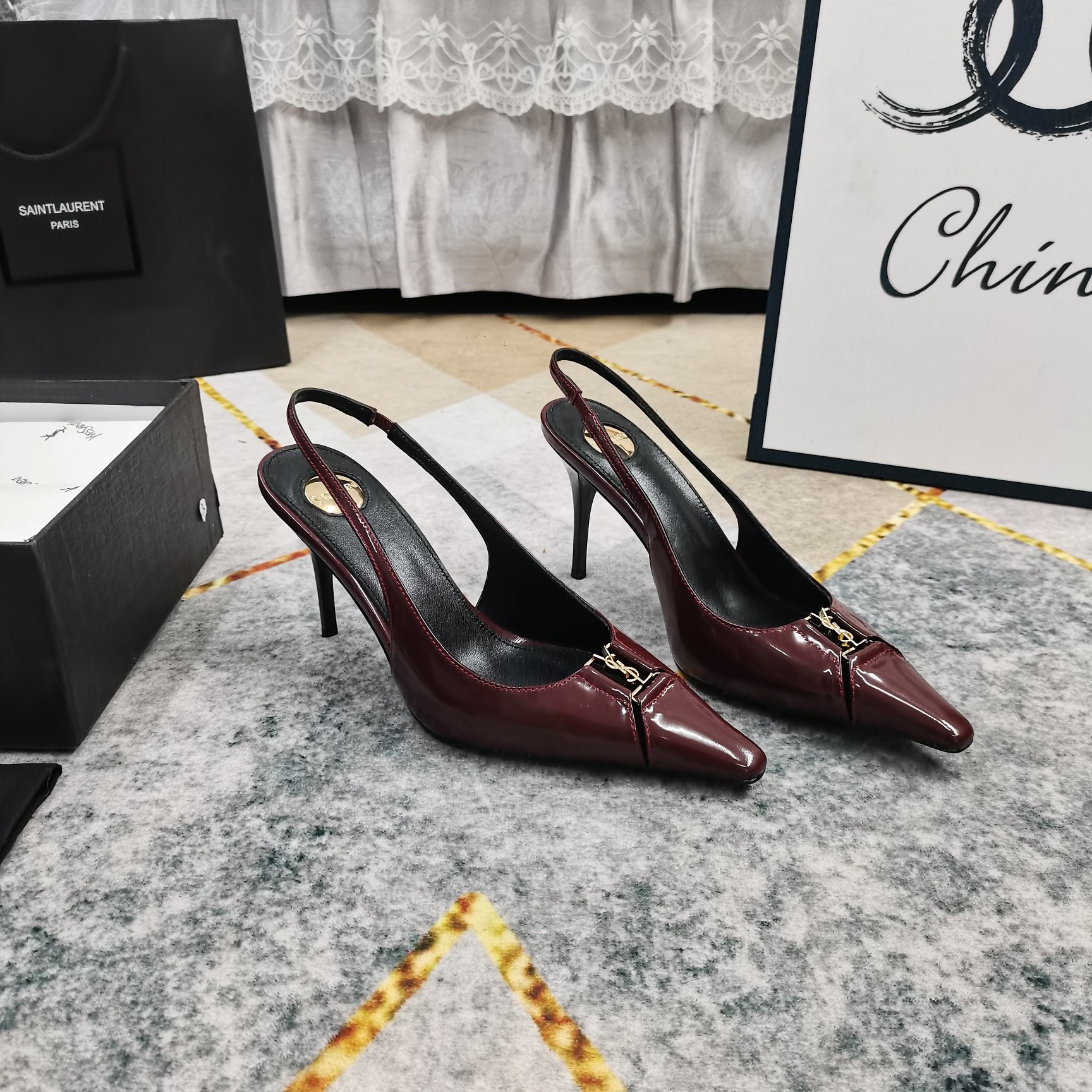 NO:439059,New - YS*·Top High-level Version 2025 official website synchronized the new logo buckle decorative empty sandals. Details are perfectly processed. Floor-pad sheepskin (fine texture) AAA-grade Italian black leather outsole. Extremely perfect replica. 1 imported cowhide upper 2 imported sheepskin 3 soles YB black leather outsole. 4Size34-43 (34 41 42 43 customized without return) 5 heel height 9cm 6Clour⑤ color in, high heels, sandals, high heels, cowhide, sheepskin, Leather soles19860909上新—YS*·顶级高版本 2025官网同步新款logo饰扣装饰后空凉鞋 细节处理完美 垫脚羊皮（质感细腻） AAA级意大利黑色真皮大底 极致完美复刻 1鞋面进口牛皮 2垫脚进口羊皮 3鞋底YB黑色真皮大底 4Size34-43（34 41 42 43订做不退换） 5跟高9cm 6Clour⑤色入,高跟鞋,sandals,high heels,cowhide,sheepskin,Leather soles,Women's Shoes