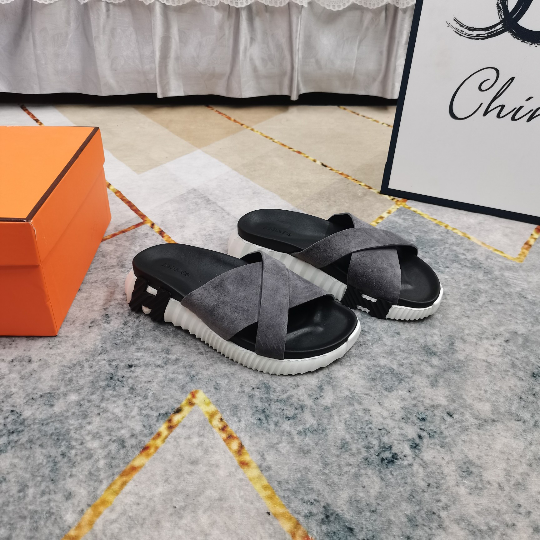 NO:444001,New color shipment HERME*·High-selling slippers recommended YB consistent fabric outsole super light and comfortable Size women's size 35-41 (custom made of 41), slippers, hermes, slippers19860909新色出货 HERME*·热卖拖鞋重磅推荐 YB一致面料 大底超级轻盈舒适 Size女码35-41（41订做）,拖鞋,hermes,slippers,Women's Shoes