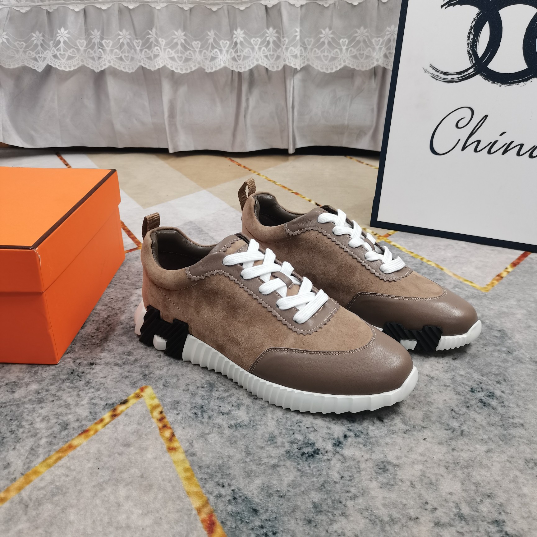 NO:444422,Upgraded version of women and men. New color delivery—HERMES·Low top casual shoes. Fabric imported cowhide splicing. Yangjing. Extra light IP material (skinned with cotton feet) Heel height 3.5cm. Size women's 35-41 (41 customized) men's 39-44 (45 customized), casual shoes/sports shoes, hermes, sneakers, cowhide, sheep19860909升级版女男 新配色出货—HERMES·低帮休闲鞋 面料进口牛皮拼接羊京 大底超轻IP材质（踩棉花脚感） 跟高3.5cm Size女35-41（41订做）男39-44（45订做）,休闲鞋/运动鞋,hermes,sneakers,cowhide,sheep,Women's Shoes