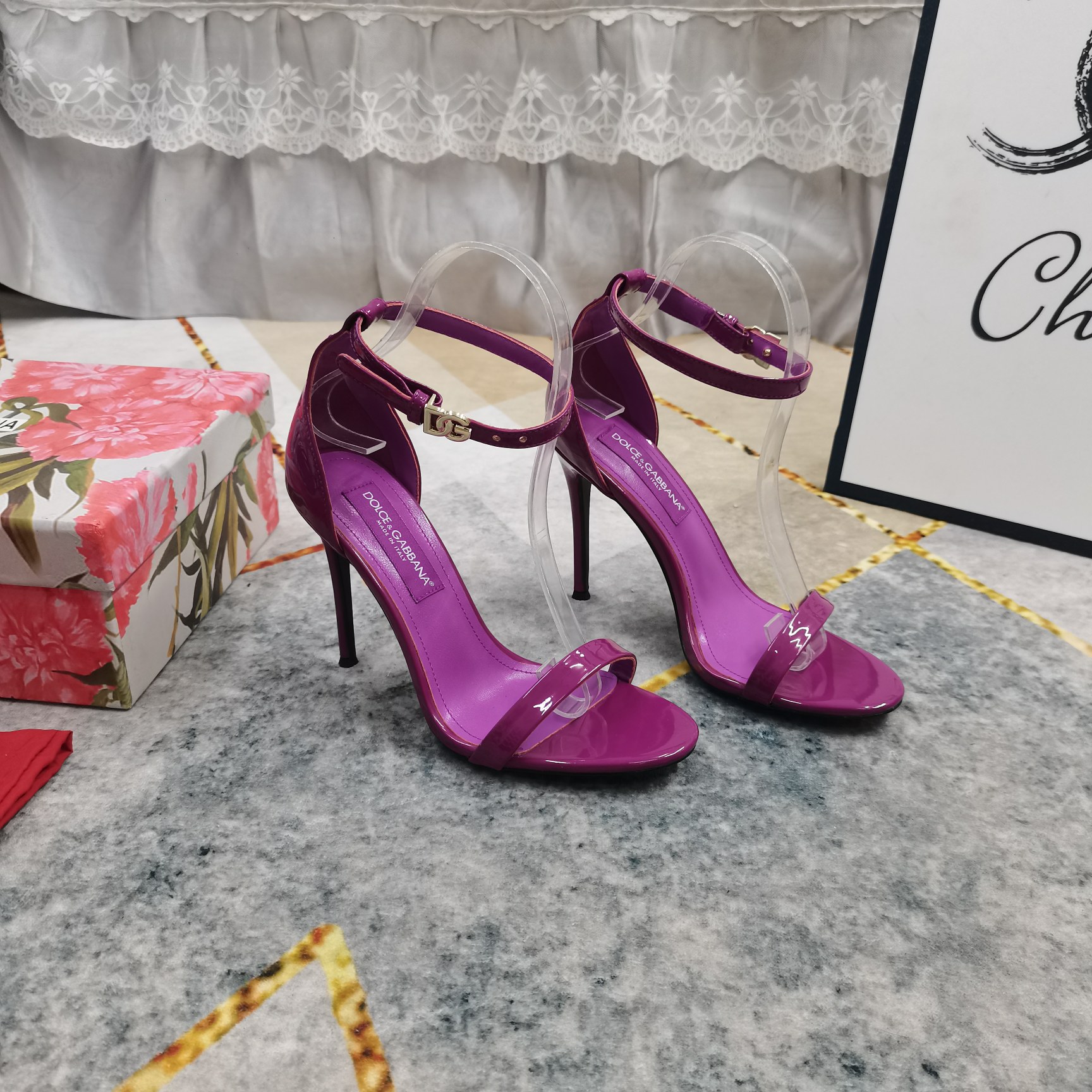 NO:485416,New top-level high-end version logo buckle decoration high-heeled strap sandals AAA grade Italian black leather outsole perfect details are handled perfectly, ultimate perfect replica 1 imported cow patent leather/snake pattern leather 2 imported sheepskin 3 soles AAA grade original black leather outsole 4 heel height 11cm 5Clour red green black gold silver blue rose red 6Size34-43 (34 41 42 43 custom made no return), sandals, sandals, sheepskin, Leather soles19860909上新顶级高版本 logo扣装饰高跟细带凉鞋 AAA级意大利黑色真皮大底 细节处理完美 极致完美复刻 1鞋面进口牛漆皮/蛇纹皮 2垫脚进口羊皮 3鞋底AAA级原版黑色真皮大底 4跟高11cm 5Clour红色 绿色 黑色 金色 银色 兰色 玫红色 6Size34-43（34 41 42 43订做不退换）,凉鞋,sandals,sheepskin,Leather soles,Women's Shoes