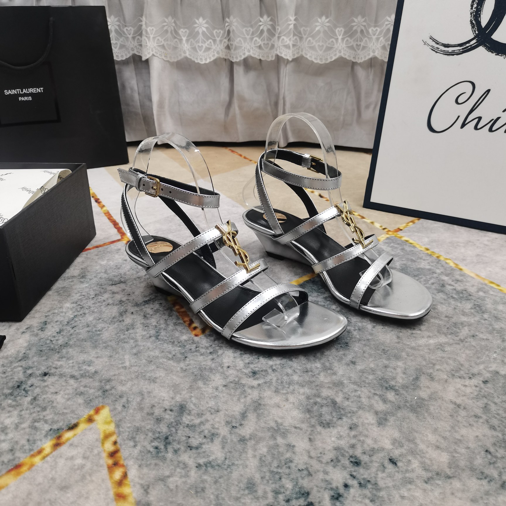 NO:485411,New - Top-level high-end version 2025 official W synchronized new logo buckle decorative sandals, perfect details, footbed sheepskin (fine texture) AAA grade Italian black leather outsole, ultimate perfect replica 1 imported cowhide upper 2 imported sheepskin 3 sole YB black leather outsole 4Size34-43 (34 41 42 43 customized, no return or exchange) 5 heel high heel 3.5cm 6Clour⑥ color, sandals, sandals, cowhide, sheepskin, Leather soles19860909上新—顶级高版本 2025官W同步新款logo饰扣装饰凉鞋 细节处理完美 垫脚羊皮（质感细腻） AAA级意大利黑色真皮大底 极致完美复刻 1鞋面进口牛皮 2垫脚进口羊皮 3鞋底YB黑色真皮大底 4Size34-43（34 41 42 43订做不退换） 5跟高坡跟3.5cm 6Clour⑥色入,凉鞋,sandals,cowhide,sheepskin,Leather soles,Women's Shoes