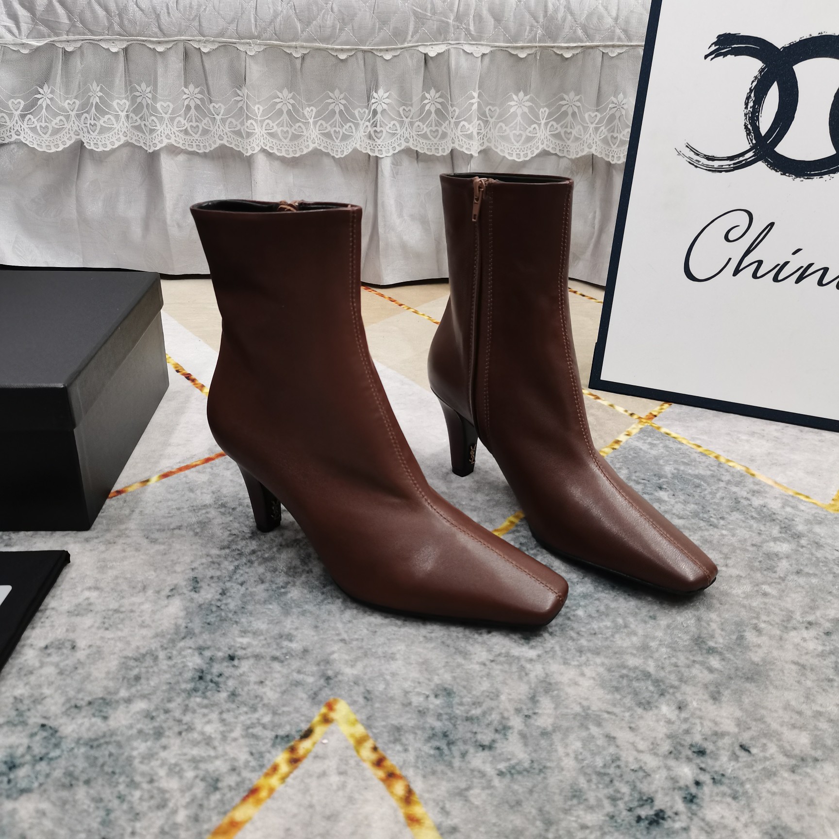 NO:485386,New 2025 new side zipper boots, perfect details, footbed sheepskin (fine texture) AAA grade Italian black leather outsole, ultimate perfect replica 1 imported cowhide upper 2 imported sheepskin 3 soles YB black leather outsole 4Size35-41 (41 customized, non-return and exchange) 5Clour③ color, boots, boots, cowhide, sheepskin, Leather soles19860909上新2025新款侧拉链短靴 细节处理完美 垫脚羊皮（质感细腻） AAA级意大利黑色真皮大底 极致完美复刻 1鞋面进口牛皮 2垫脚进口羊皮 3鞋底YB黑色真皮大底 4Size35-41（41订做不退换） 5Clour③色入,靴子,boots,cowhide,sheepskin,Leather soles,Women's Shoes