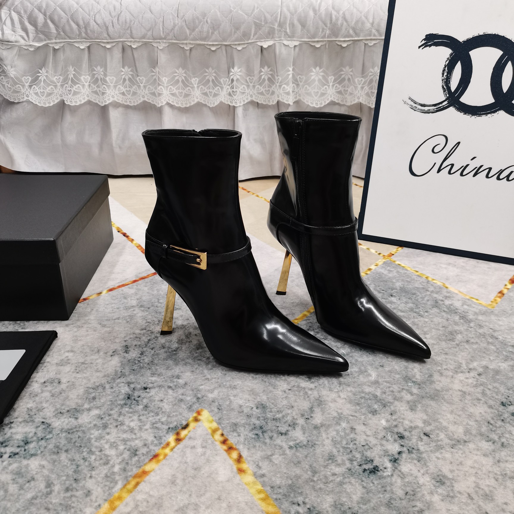 NO:485391,New 2025 new side zipper belt buckle decorative boots, perfect details, footbed sheepskin (fine texture) AAA grade Italian black leather outsole, ultimate perfect replica 1 imported cowhide upper 2 imported sheepskin 3 soles YB black leather outsole 4Size35-41 (41 customized, non-return and exchange) 5Clour② color in, boots, boots, boots, cowhide, sheepskin, Leather soles19860909上新2025新款侧拉链皮带扣装饰短靴 细节处理完美 垫脚羊皮（质感细腻） AAA级意大利黑色真皮大底 极致完美复刻 1鞋面进口牛皮 2垫脚进口羊皮 3鞋底YB黑色真皮大底 4Size35-41（41订做不退换） 5Clour②色入,靴子,boots,cowhide,sheepskin,Leather soles,Women's Shoes