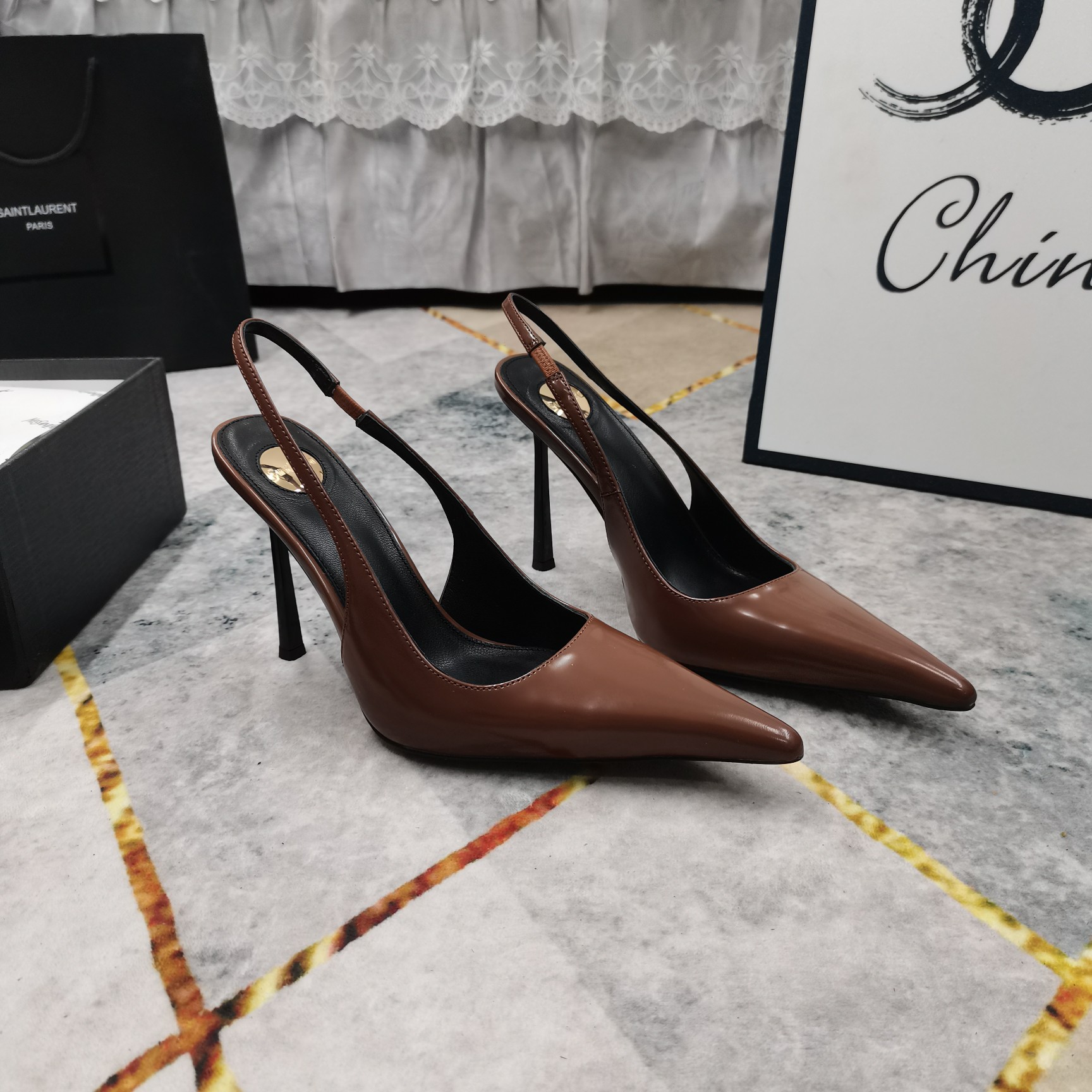 NO:485373,New - Top-level high-end version 2025 official website synchronized the new model of empty high-heeled pointed sandals, perfect details, footbed sheepskin (fine texture) AAA grade Italian black leather outsole, ultimate perfect replica 1 imported cowhide upper 2 imported sheepskin 3 soles YB black leather outsole 4Size34-43 (34 41 42 43 customized, no return or exchange) 5 heels height 10.5cm 6Clour④ color, high heels, sandals, high heels, cowhide, sheepskin, Leather soles19860909上新—顶级高版本 2025官网同步新款后空高跟尖头凉鞋 细节处理完美 垫脚羊皮（质感细腻） AAA级意大利黑色真皮大底 极致完美复刻 1鞋面进口牛皮 2垫脚进口羊皮 3鞋底YB黑色真皮大底 4Size34-43（34 41 42 43订做不退换） 5跟高10.5cm 6Clour④色入,高跟鞋凉鞋,sandals,high heels,cowhide,sheepskin,Leather soles,Women's Shoes