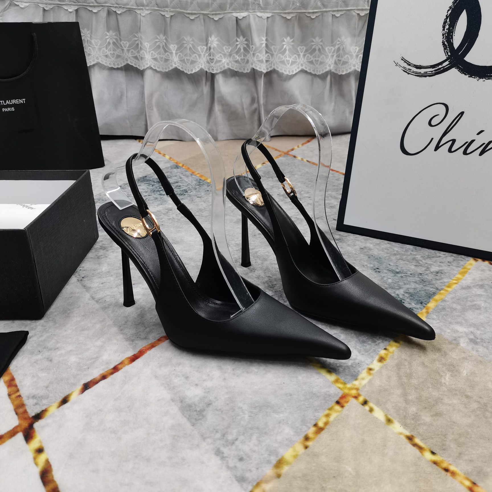 NO:647117,New - top high version 2025 official W synchronized new high-heeled pointed toe sandals, perfect details processing, foot pad sheepskin (fine texture) AAA grade Italian black leather outsole, the ultimate perfect replica 1 upper imported cowhide 2 foot pad imported sheepskin 3 sole YB black leather outsole 4Size34-43 (34 41 42 43 custom-made and non-refundable) 5 Heel height 10.5cm  6Clour⑤,high heels,sandals,high heels,cowhide,sheepskin,Leather soles19860909上新—顶级高版本 2025官W同步新款后空高跟尖头凉鞋 细节处理完美 垫脚羊皮（质感细腻） AAA级意大利黑色真皮大底 极致完美复刻 1鞋面进口牛皮 2垫脚进口羊皮 3鞋底YB黑色真皮大底 4Size34-43（34 41 42 43订做不退换） 5跟高10.5cm 6Clour⑤色入,高跟鞋,sandals,high heels,cowhide,sheepskin,Leather soles,Women's Shoes