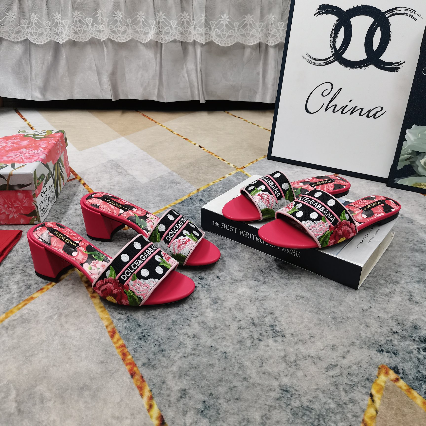 NO:647116,Newly added color, top-notch version, official W simultaneous hot-selling electric embroidery + 3D printing slippers, YB consistent fabric, perfect detail processing, 3D printing of foot pads cowhide (fine texture), AAA grade Italian leather outsole, the ultimate perfect replica 1. Imported upper fabric electro-embroidery process 2. Foot pads imported cowhide 3D printing 3. Sole AAA grade genuine leather outsole 4Size34-43 (34, 41, 42, 43 are custom-made and cannot be returned or exchanged)  5-heel high flat/medium heel 6.5cm 6Clour yellow rose red black purple blue color p flat medium heel, slippers, slippers, cowhide, Leather soles19860909新增颜色顶级高版本 官W同步爆款电绣+3D打印拖鞋 YB一致面料 细节处理完美 垫脚牛皮3D打印（质感细腻） AAA级意大利真皮大底 极致完美复刻 1鞋面进口面料电绣工艺 2垫脚进口牛皮3D打印 3鞋底AAA级真皮大底 4Size34-43（34 41 42 43订做不退换） 5跟高平底款/中跟款6.5cm 6Clour黄色 玫红色 黑色 紫色 蓝色 花色 p平底 中跟,拖鞋,slippers,cowhide,Leather soles,Women's Shoes