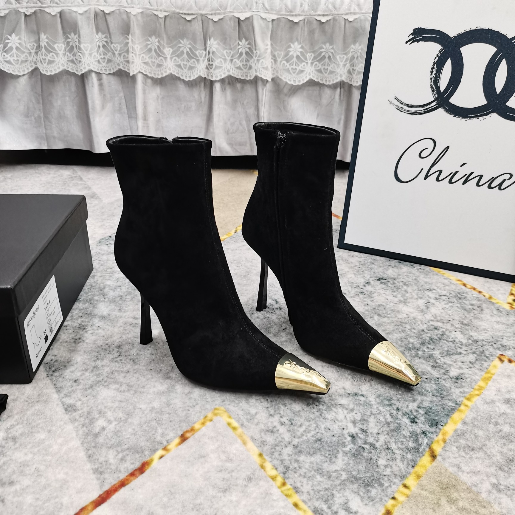 NO:594079,New 2025 new side zipper pointed toe short boots with perfect details. Sheepskin for pads (fine texture). AAA grade Italian black leather outsole. Extremely perfect replica. 1. Imported sheepskin/patent leather for the uppers. 2. Imported sheepskin for the feet. 3. YB black leather outsole for the soles. 4Size35-41 (41 customized, non-refundable). 5Clour④ color, boots, boots, sheepskin, sheep, Leather  soles19860909上新2025新款侧拉链尖头短靴 细节处理完美 垫脚羊皮（质感细腻） AAA级意大利黑色真皮大底 极致完美复刻 1鞋面进口羊京/漆皮 2垫脚进口羊皮 3鞋底YB黑色真皮大底 4Size35-41（41订做不退换） 5Clour④色入,靴子,boots,sheepskin,sheep,Leather soles,Women's Shoes