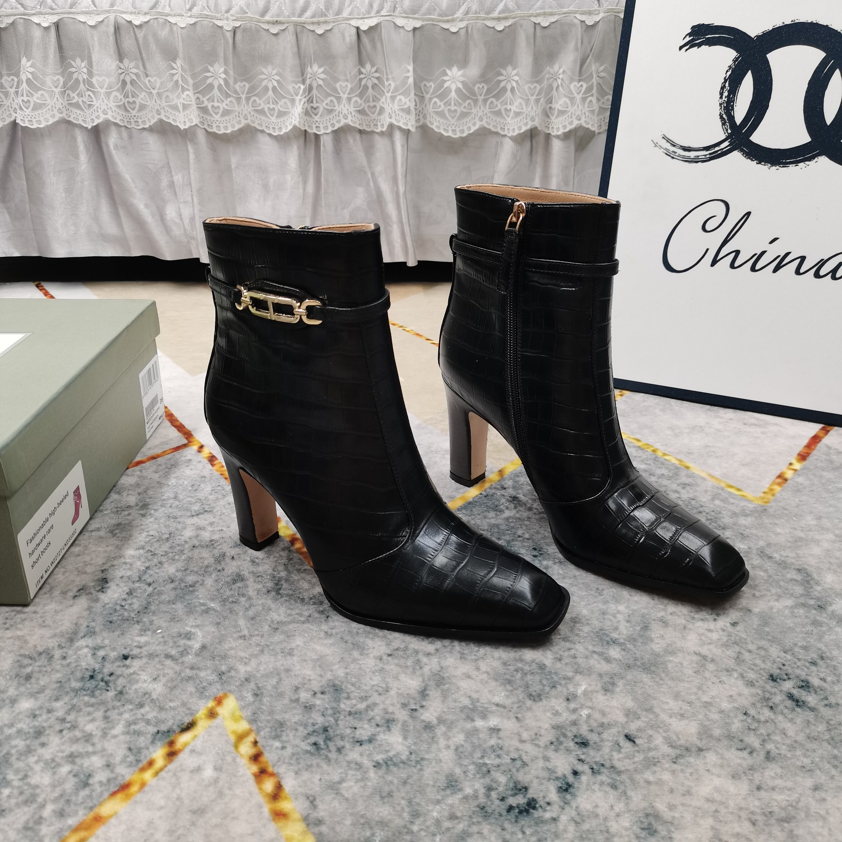 NO:594077,New top high version 2025 new side zipper boots with buckles. Perfect details. Sheepskin for padding (fine texture). AAA-grade Italian leather outsole. Extremely perfect replica. Full set of configuration and packaging. Quality comparison is welcome. 1. Imported cowhide for uppers. 2. Sheepskin for padding. 3. AAA-grade genuine leather outsole for soles. 4. Heel height 10cm. 5Clour④ color. 6Size34-43 (34 41 42  43 Custom-made (non-refundable), boots, cowhide, sheepskin, Leather soles19860909上新顶级高版本 2025新款饰扣装饰侧拉链短靴 细节处理完美 垫脚羊皮（质感细腻） AAA级意大利真皮大底 极致完美复刻 全套配置包装 品质欢迎对比 1鞋面进口牛皮 2垫脚羊皮 3鞋底AAA级真皮大底 4跟高10cm 5Clour④色入 6Size34-43（34 41 42 43订做不退换）,靴子,boots,cowhide,sheepskin,Leather soles,Women's Shoes