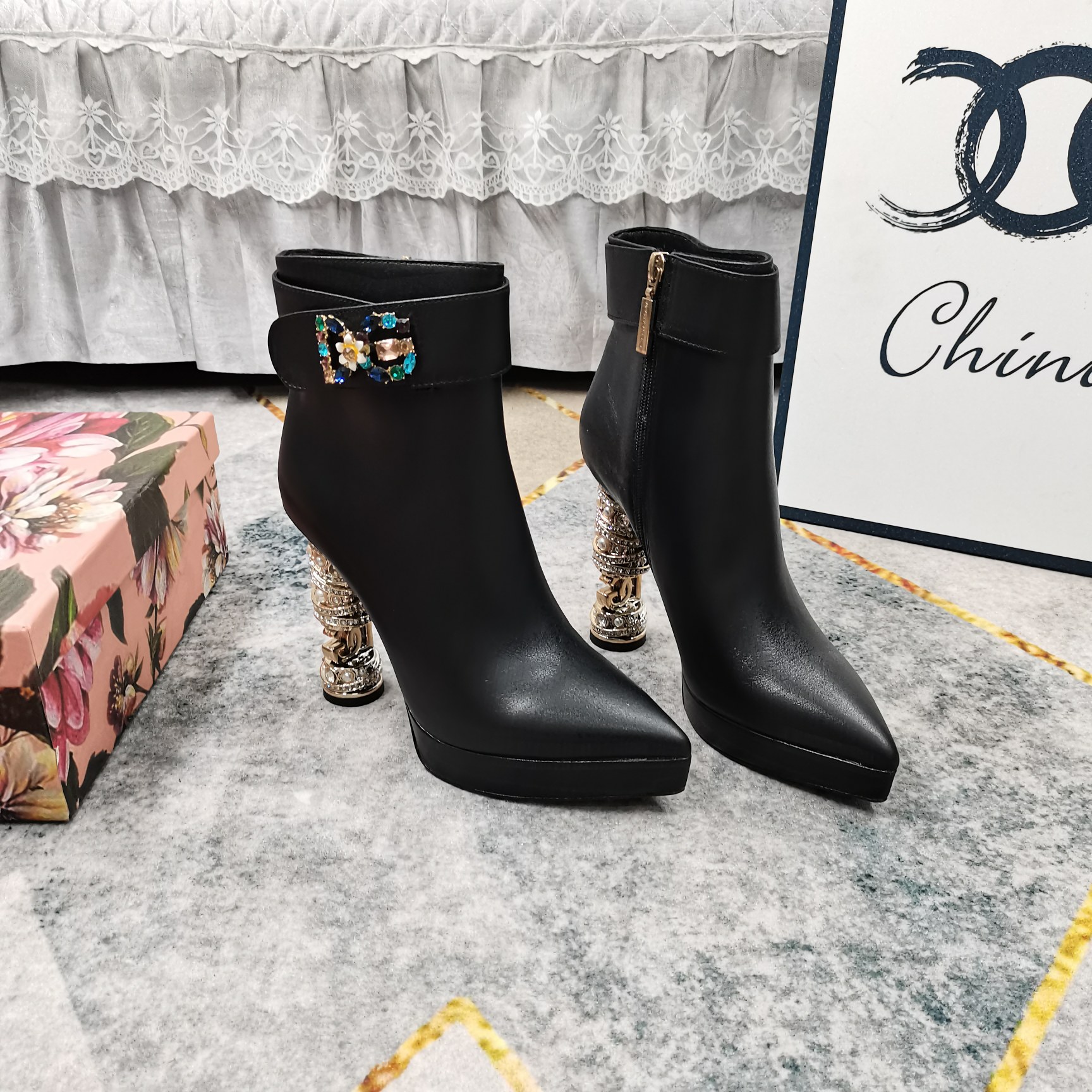 NO:594066,New - top high version 2025 latest rhinestone heel belt decorated with diamond buckle platform short boots, perfect details processing, padded sheepskin (fine texture), Italian genuine leather outsole, extremely perfect replica 1 upper imported cowhide 2 padded sheepskin 3 sole AAA grade black genuine leather outsole 4Size34-43 (34 41 42 43 custom-made and non-returnable) 5 Heel height 11cm  6Clour black, brown, boots, boots, cowhide, sheepskin, Leather soles19860909上新-顶级高版本 2025最新款水钻跟皮带饰钻扣防水台短靴 细节处理完美 垫脚羊皮（质感细腻） 意大利真皮大底 极致完美复刻 1鞋面进口牛皮 2垫脚羊皮 3鞋底AAA级黑色真皮大底 4Size34-43（34 41 42 43订做不退换） 5跟高11cm 6Clour黑色,棕色,靴子,boots,cowhide,sheepskin,Leather soles,Women's Shoes