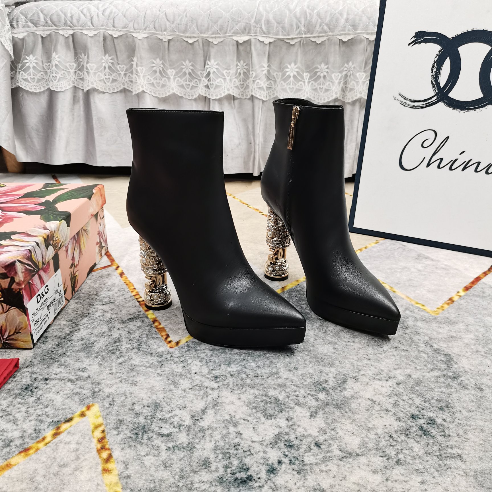 NO:594067,New - top high version 2025 latest rhinestone heel side zipper platform short boots with perfect details processing, padded sheepskin (fine texture), Italian genuine leather outsole, extremely perfect replica 1 upper imported cowhide 2 padded sheepskin 3 sole AAA grade black genuine leather outsole 4Size34-43 (34 41 42 43 customized and non-returnable) 5 Heel height 11cm  6Clour black, brown, boots, boots, cowhide, sheepskin, Leather soles19860909上新-顶级高版本 2025最新款水钻跟侧拉链防水台短靴 细节处理完美 垫脚羊皮（质感细腻） 意大利真皮大底 极致完美复刻 1鞋面进口牛皮 2垫脚羊皮 3鞋底AAA级黑色真皮大底 4Size34-43（34 41 42 43订做不退换） 5跟高11cm 6Clour黑色,棕色,靴子,boots,cowhide,sheepskin,Leather soles,Women's Shoes