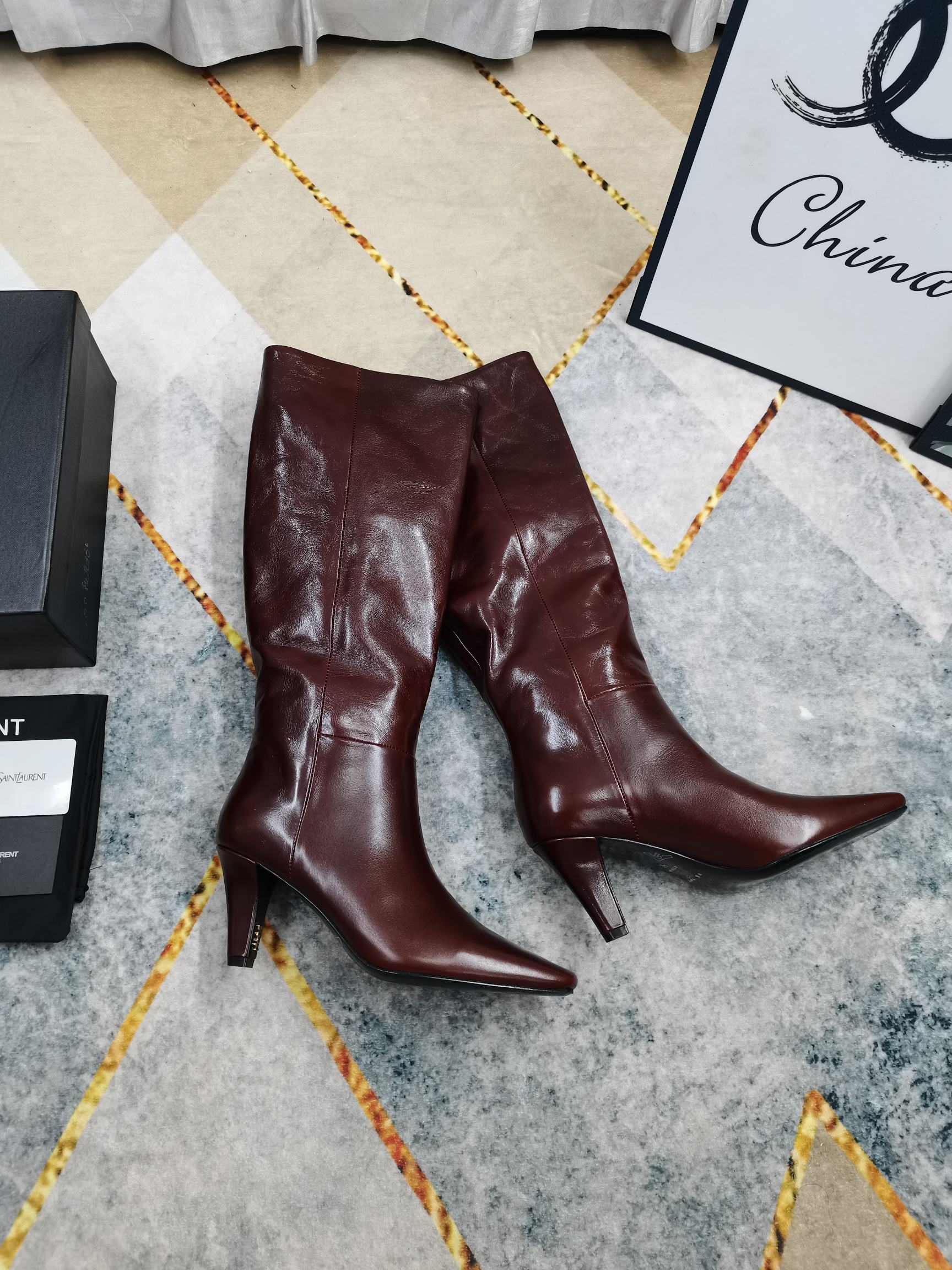 NO:594071,New 2025 new sleeves with lettered wine glass heel boots. Perfect details. Sheepskin on the feet (fine texture). AAA grade Italian black leather outsole. Extremely perfect replica. 1. Imported butter leather for the upper. 2. Imported sheepskin for the feet. 3. YB black leather outsole for the sole. 4Size35-41 (41 made to order, non-refundable). 5Clour black. Burgundy, boots, boots, sheepskin, Leather soles19860909上新2025新款套筒带字母酒杯跟长靴 细节处理完美 垫脚羊皮（质感细腻） AAA级意大利黑色真皮大底 极致完美复刻 1鞋面进口牛油皮 2垫脚进口羊皮 3鞋底YB黑色真皮大底 4Size35-41（41订做不退换） 5Clour黑色 酒红色,靴子,boots,sheepskin,Leather soles,Women's Shoes