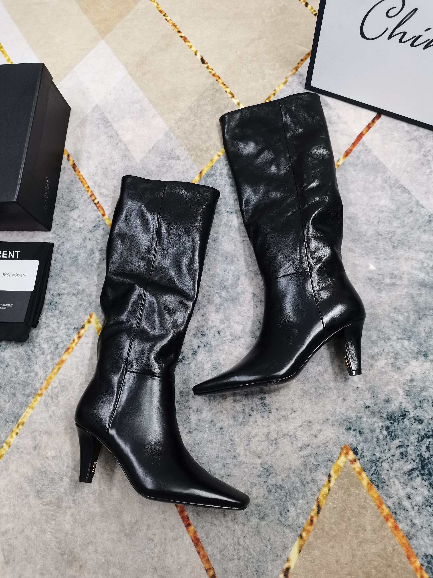 NO:594073,New 2025 new style sleeves with lettered wine glass heel short boots. Perfect details. Sheepskin on the feet (fine texture). AAA grade Italian black leather outsole. Extremely perfect replica. 1. Imported butter leather for the upper. 2. Imported sheepskin for the feet. 3. YB black leather outsole for the sole. 4Size35-41 (41 made to order, non-refundable). 5Clour black. Burgundy, boots, boots, sheepskin, Leather soles.19860909上新2025新款套筒带字母酒杯跟短靴 细节处理完美 垫脚羊皮（质感细腻） AAA级意大利黑色真皮大底 极致完美复刻 1鞋面进口牛油皮 2垫脚进口羊皮 3鞋底YB黑色真皮大底 4Size35-41（41订做不退换） 5Clour黑色 酒红色,靴子,boots,sheepskin,Leather soles,Women's Shoes