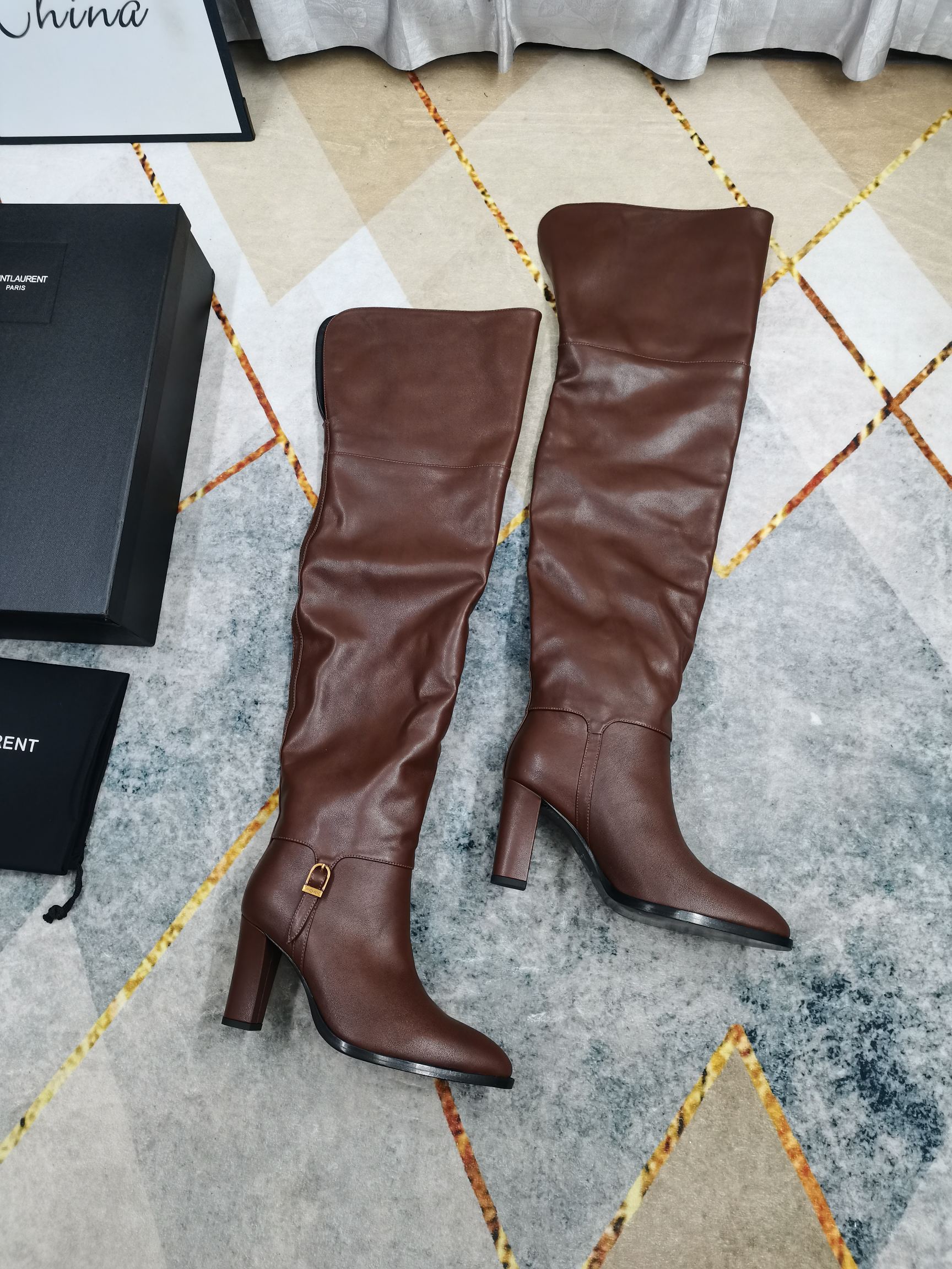 NO:594063,New 2025 new belt buckle sleeve boots with perfect details. Sheepskin on the feet (fine texture). AAA grade Italian black leather outsole. Extremely perfect reproduction. 1. Imported cowhide for the upper. 2. Imported sheepskin for the feet. 3. YB black leather outsole for the sole. 4Size35-41 (41 customized, non-returnable). 5Clour black, burgundy, light brown leather, boots, boots, cowhide, sheepskin, Leather.  soles19860909上新2025新款皮带扣套筒长靴 细节处理完美 垫脚羊皮（质感细腻） AAA级意大利黑色真皮大底 极致完美复刻 1鞋面进口牛皮 2垫脚进口羊皮 3鞋底YB黑色真皮大底 4Size35-41（41订做不退换） 5Clour黑色 酒红色 浅棕皮,靴子,boots,cowhide,sheepskin,Leather soles,Women's Shoes