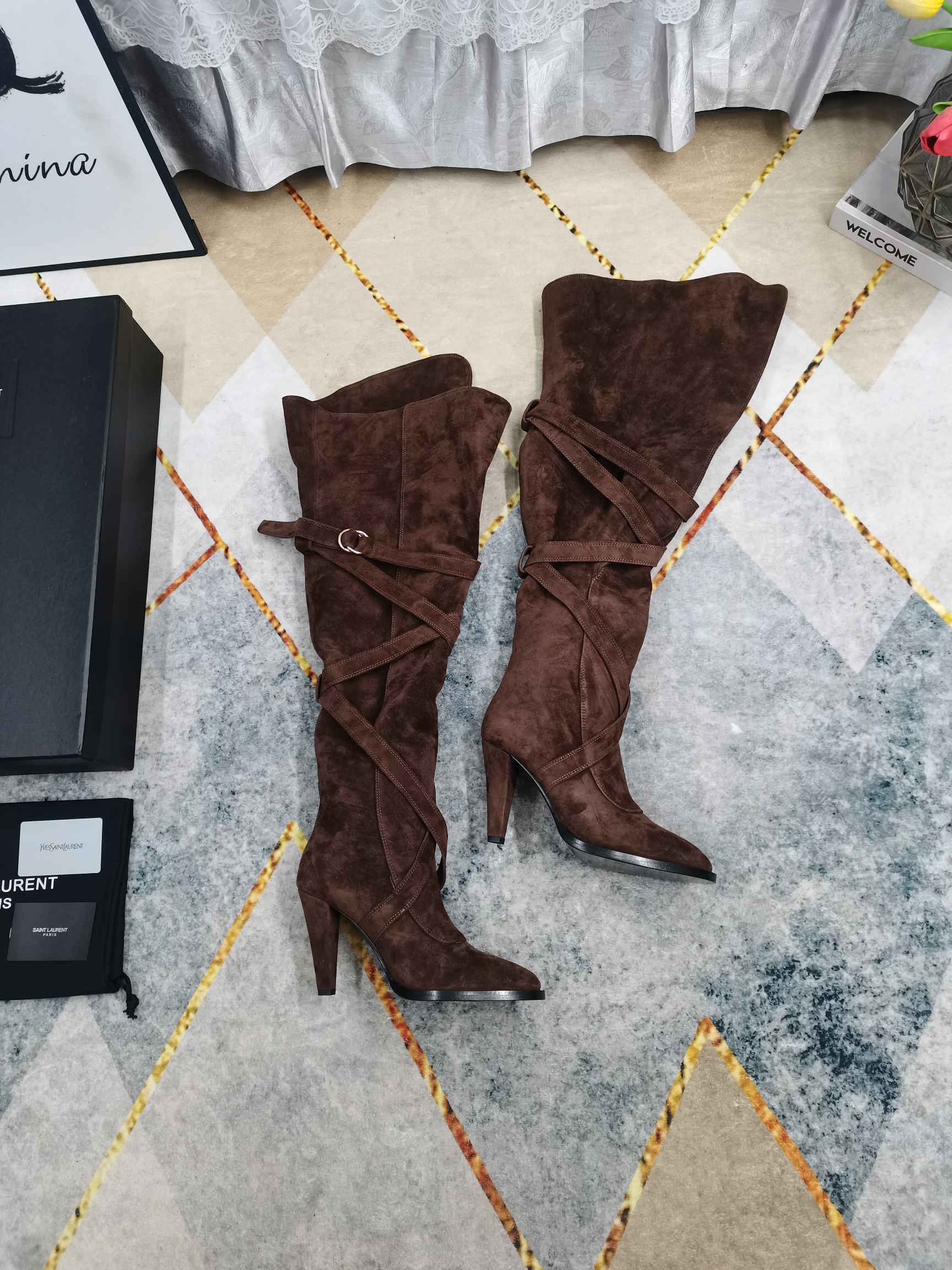 NO:711021,New style belt buckle sleeve boots with perfect details. Sheepskin on the feet (fine texture). AAA grade Italian black leather outsole. Extremely perfect replica. 1. Imported cowhide for the upper. 2. Imported sheepskin for the feet. 3. YB black leather outsole for the sole. 4Size35-41 (41 customized, non-refundable). 5Clour black cowhide. Black sheep leather.  Coffee sheepskin,boots,cowhide,sheepskin,sheep,Leather soles19860909上新新款皮带扣套筒长靴 细节处理完美 垫脚羊皮（质感细腻） AAA级意大利黑色真皮大底 极致完美复刻 1鞋面进口牛皮 2垫脚进口羊皮 3鞋底YB黑色真皮大底 4Size35-41（41订做不退换） 5Clour黑色牛皮 黑色羊京 咖色羊京,靴子,boots,cowhide,sheepskin,sheep,Leather soles,Women's Shoes