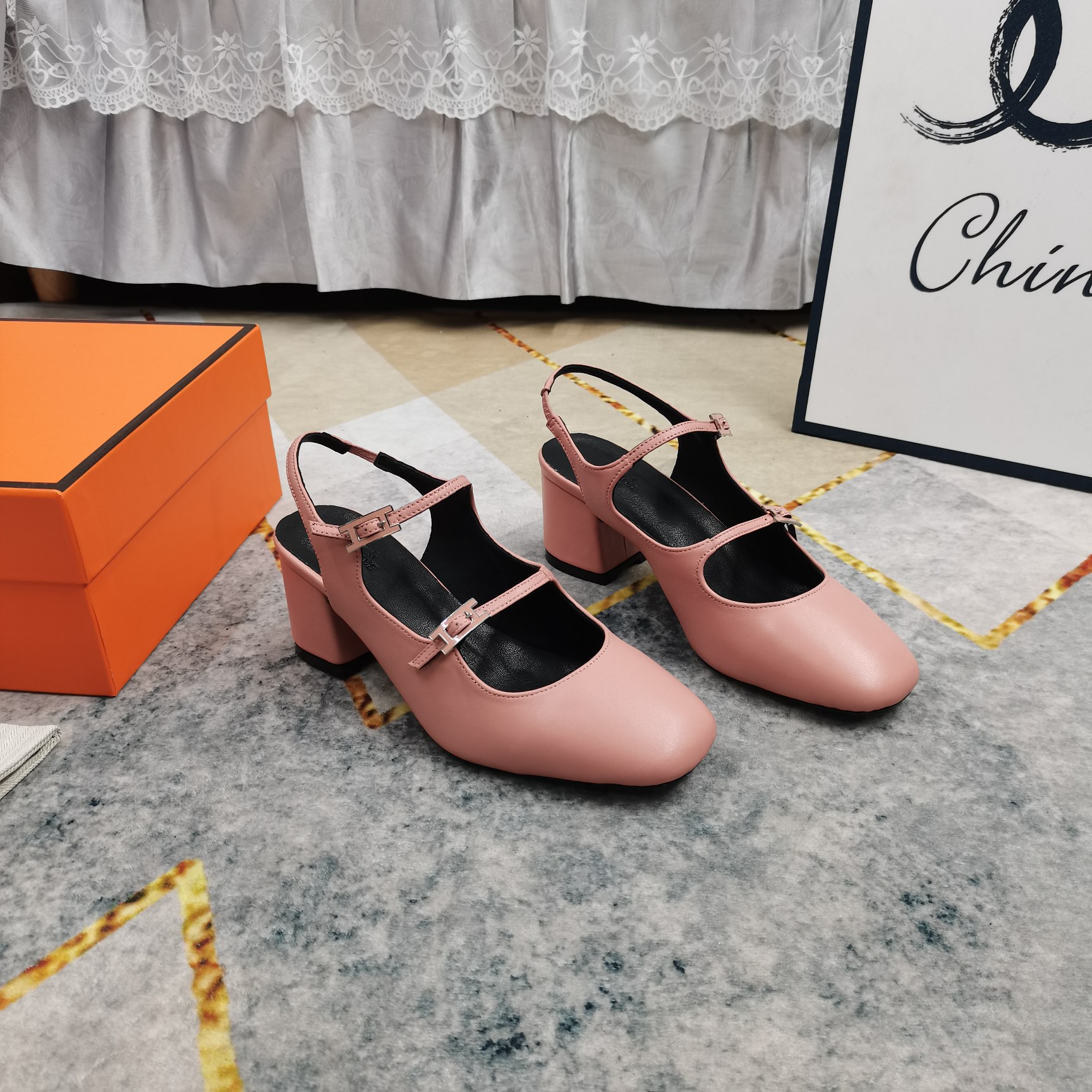 NO:679600,New color - Mary Jane thick heel small shoes, official W sync new style, super easy to wear, comfortable, full of high-end feeling, imported cowhide material, sheepskin lining, AAA grade genuine leather outsole, heel height 6.5cm, size female 35-41 (41 customized), sandals, sandals, mary jane, cowhide, sheepskin, Leather soles19860909新色上新-玛丽珍粗跟小单鞋 官W同步新款 超级好穿舒适,高级感拉满 面料进口牛皮 内里羊皮 鞋底AAA级真皮大底 跟高6.5cm Size女35-41（41订做）,凉鞋,sandals,mary jane,cowhide,sheepskin,Leather soles,Women's Shoes