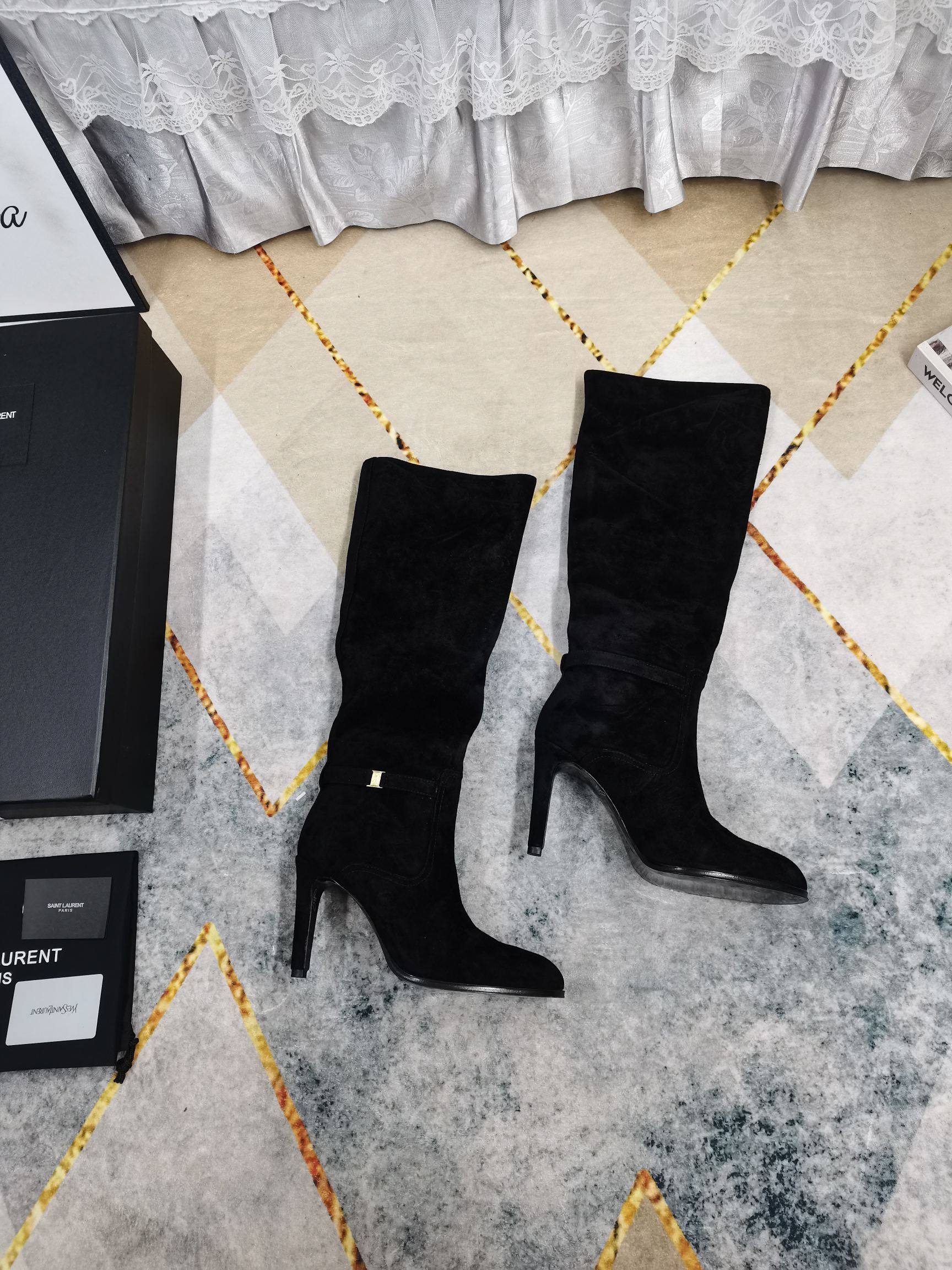 NO:711026,New style belt buckle sleeve boots with perfect details. Sheepskin on the feet (fine texture). AAA grade Italian black leather outsole. Extremely perfect replica. 1. Imported cowhide/sheep leather for the upper. 2. Imported sheepskin for the feet. 3. YB black leather outsole for the sole. 4Size35-41 (41 customized, non-refundable). 5Clour black cowhide. Black sheepkin.  Coffee sheepskin,boots,cowhide,sheepskin,sheep,Leather soles19860909上新新款皮带扣套筒长靴 细节处理完美 垫脚羊皮（质感细腻） AAA级意大利黑色真皮大底 极致完美复刻 1鞋面进口牛皮/羊京皮 2垫脚进口羊皮 3鞋底YB黑色真皮大底 4Size35-41（41订做不退换） 5Clour黑色牛皮 黑色羊京 咖色羊京,靴子,boots,cowhide,sheepskin,sheep,Leather soles,Women's Shoes