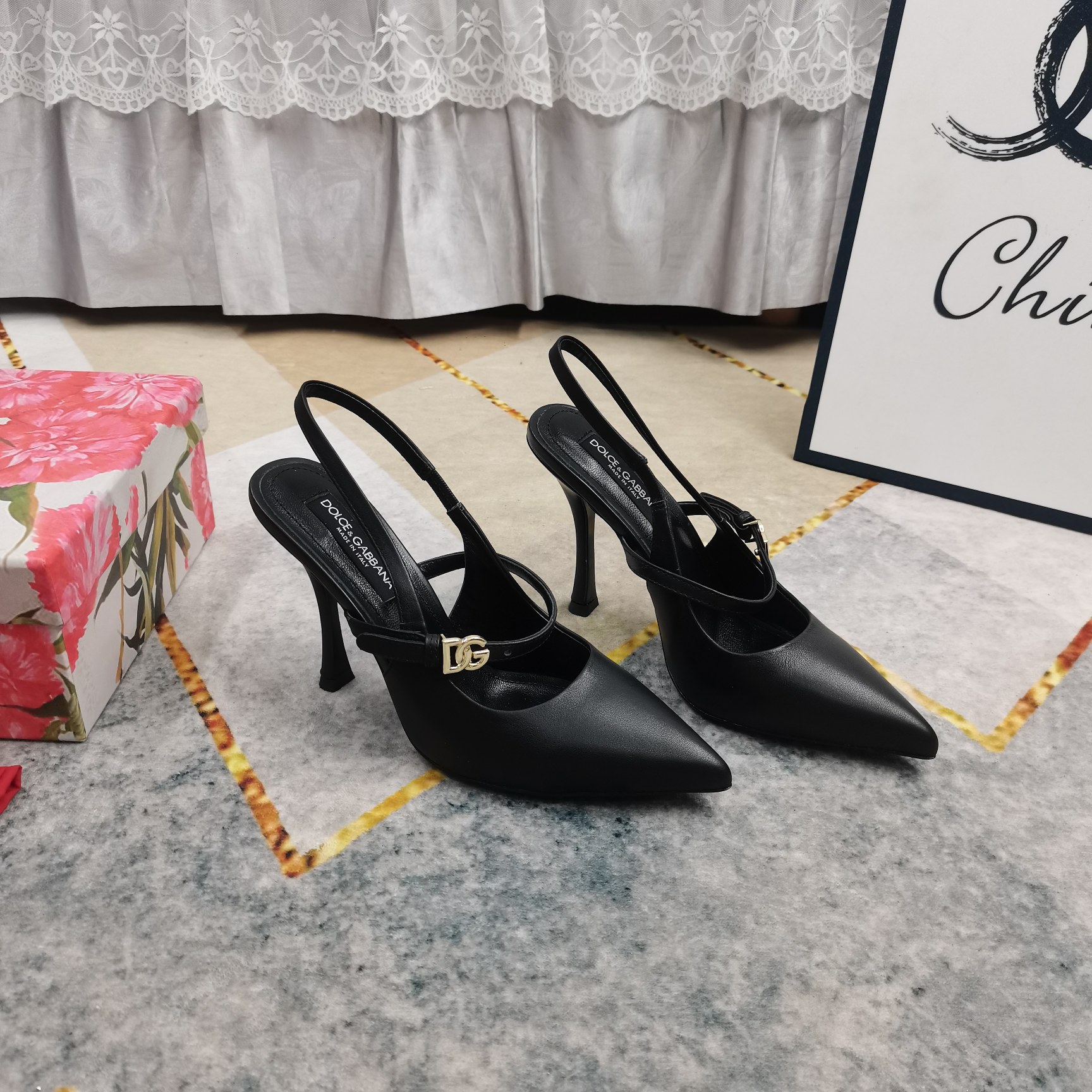 NO:679598,New top high version, official W sync new style - logo buckle decorated toe-cap sandals, perfect detail processing, foot pad sheepskin (fine texture) AAA grade YB Italian black leather outsole, the ultimate perfect replica 1 upper imported cowhide/sheep leather 2 pad foot sheepskin 3 sole AAA grade YB black leather outsole 4 heel height 10cm 5Clour⑥ color 6Size34-43 (34 41 42  43 (custom-made, non-refundable), high-heeled sandals, sandals, high heels, cowhide, sheepskin, sheep, Leather soles19860909上新顶级高版本 官W同步新款-logo扣装饰包头凉鞋 细节处理完美 垫脚羊皮（质感细腻） AAA级YB意大利黑色真皮大底 极致完美复刻 1鞋面进口牛皮/羊京皮 2垫脚羊皮 3鞋底AAA级YB黑色真皮大底 4跟高10cm 5Clour⑥色入 6Size34-43（34 41 42 43订做不退换）,高跟鞋凉鞋,sandals,high heels,cowhide,sheepskin,sheep,Leather soles,Women's Shoes