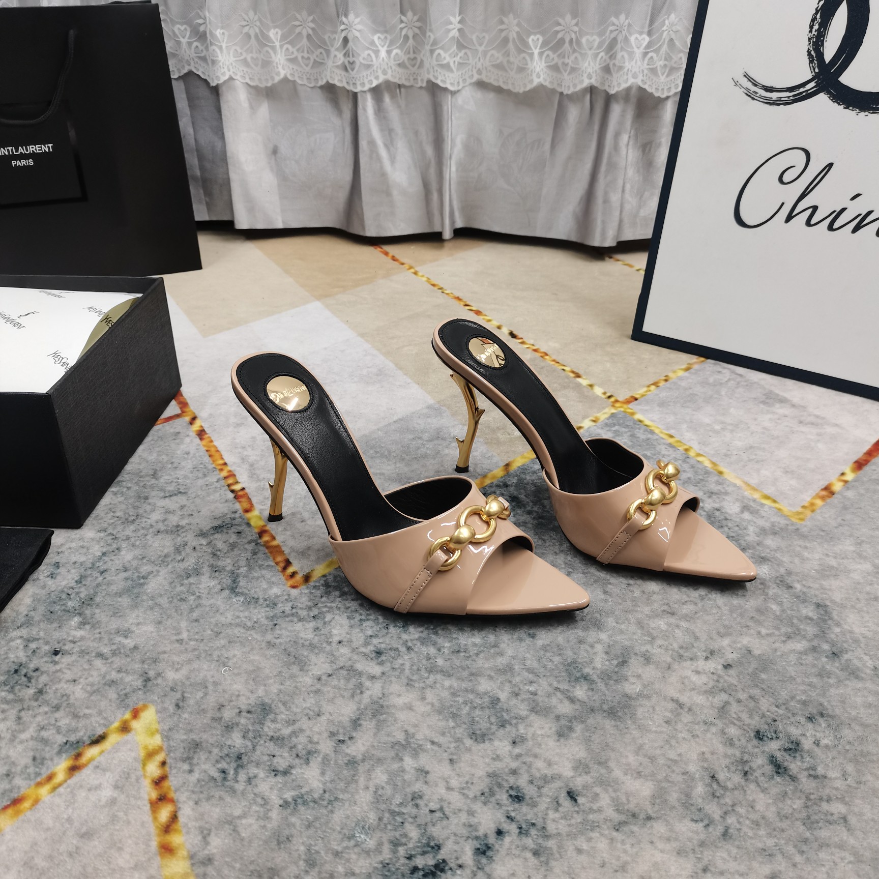 NO:679586,New - top high version, new special-shaped heel buckle decorated slippers, perfect detail processing, foot pad sheepskin (fine texture) AAA grade Italian black leather outsole, the ultimate perfect replica 1 upper imported cow patent leather 2 foot pad imported sheepskin 3 sole AAA grade black leather outsole 4Size34-43 (34 41 42 43 custom-made and non-refundable) 5 Heel height 10.5cm  6Clour6 colors, high heels slippers, high heels, slippers, sheepskin, Leather soles19860909上新—顶级高版本 新款异型跟饰扣装饰拖鞋 细节处理完美 垫脚羊皮（质感细腻） AAA级意大利黑色真皮大底 极致完美复刻 1鞋面进口牛漆皮 2垫脚进口羊皮 3鞋底AAA级黑色真皮大底 4Size34-43（34 41 42 43订做不退换） 5跟高10.5cm 6Clour6色入,高跟鞋拖鞋,high heels,slippers,sheepskin,Leather soles,Women's Shoes