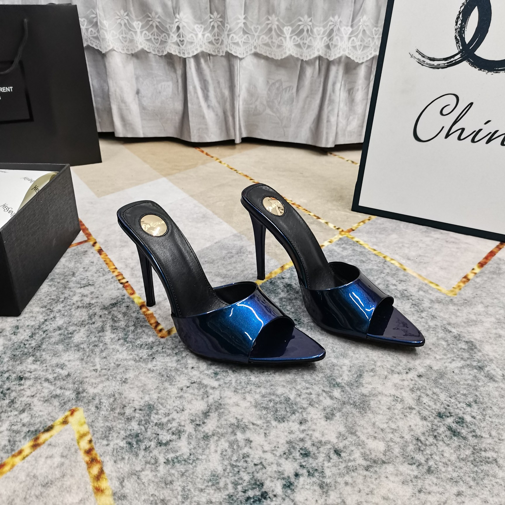 NO:679592,New - top high version New slippers with perfect details processing Sheepskin for feet (fine texture) AAA grade Italian black leather outsole, the ultimate perfect replica 1 imported cow patent leather for the upper 2 imported sheepskin for the feet 3 AAA black leather outsole for the sole 4Size34-43 (34 41 42 43 custom-made and non-returnable) 5 Heel height 10.5cm 6Clour7 colors, high-heeled shoes and slippers, high  heels,slippers,sheepskin,Leather soles19860909上新—顶级高版本 新款拖鞋上新 细节处理完美 垫脚羊皮（质感细腻） AAA级意大利黑色真皮大底 极致完美复刻 1鞋面进口牛漆皮 2垫脚进口羊皮 3鞋底AAA级黑色真皮大底 4Size34-43（34 41 42 43订做不退换） 5跟高10.5cm 6Clour7色入,高跟鞋拖鞋,high heels,slippers,sheepskin,Leather soles,Women's Shoes