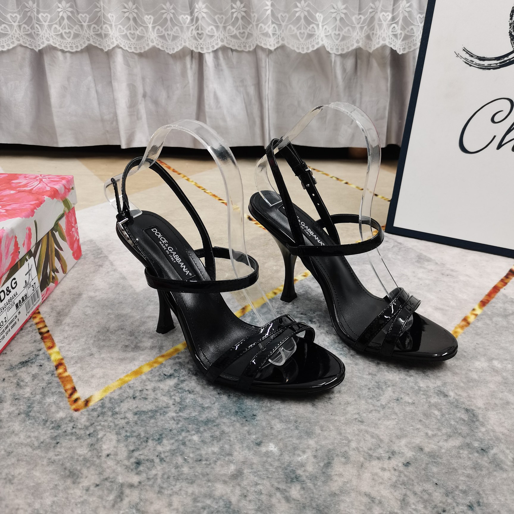 NO:679575,New top high version high-heeled sandals with logo buckle decoration, AAA-grade Italian black leather outsole, perfect detail processing, extremely perfect reproduction 1. Imported cow patent leather for the upper 2. Imported sheepskin for the feet 3. AAA-grade original black leather outsole for the soles 4. Heel height 10cm 5Clour⑤ color 6Size34-43 (34 41 42 43 custom-made and non-returnable), high-heeled sandals, sandals, high  heels,sheepskin,leather soles19860909上新顶级高版本 logo扣装饰高跟凉鞋 AAA级意大利黑色真皮大底 细节处理完美 极致完美复刻 1鞋面进口牛漆皮 2垫脚进口羊皮 3鞋底AAA级原版黑色真皮大底 4跟高10cm 5Clour⑤色入 6Size34-43（34 41 42 43订做不退换）,高跟鞋凉鞋,sandals,high heels,sheepskin,Leather soles,Women's Shoes