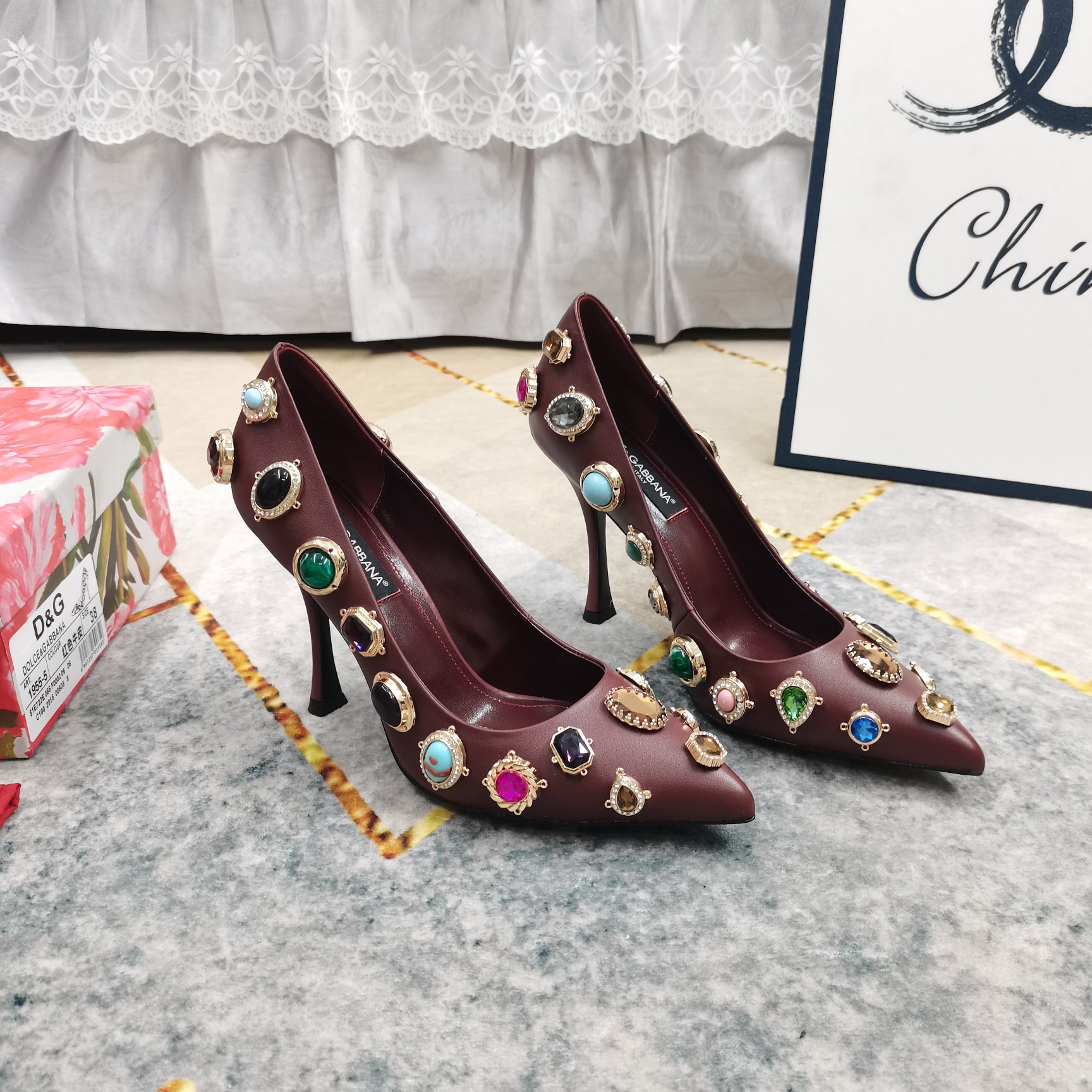 NO:679574,New - DG·Top high version Official W synchronized new pure handmade rhinestone high-heeled shoes with perfect details processing foot pad sheepskin (fine texture) AAA grade YB consistent Italian black leather outsole, the ultimate perfect replica 1 upper imported cowhide + pure handmade rhinestones 2 pad foot sheepskin 3 sole AAA grade original consistent genuine leather outsole 4 heel height 11cm 5Clour⑤ color 6Size34-43 (34 41  42 43 Customized (non-refundable), high heels, high heels, cowhide, sheepskin, Leather soles19860909上新-DG·顶级高版本 官W同步新款纯手工水钻高跟单鞋 细节处理完美 垫脚羊皮（质感细腻） AAA级YB一致意大利黑色真皮大底 极致完美复刻 1鞋面进口牛皮+纯手工水钻 2垫脚羊皮 3鞋底AAA级原版一致真皮大底 4跟高11cm 5Clour⑤色入 6Size34-43（34 41 42 43订做不退换）,高跟鞋单鞋,high heels,cowhide,sheepskin,Leather soles,Women's Shoes