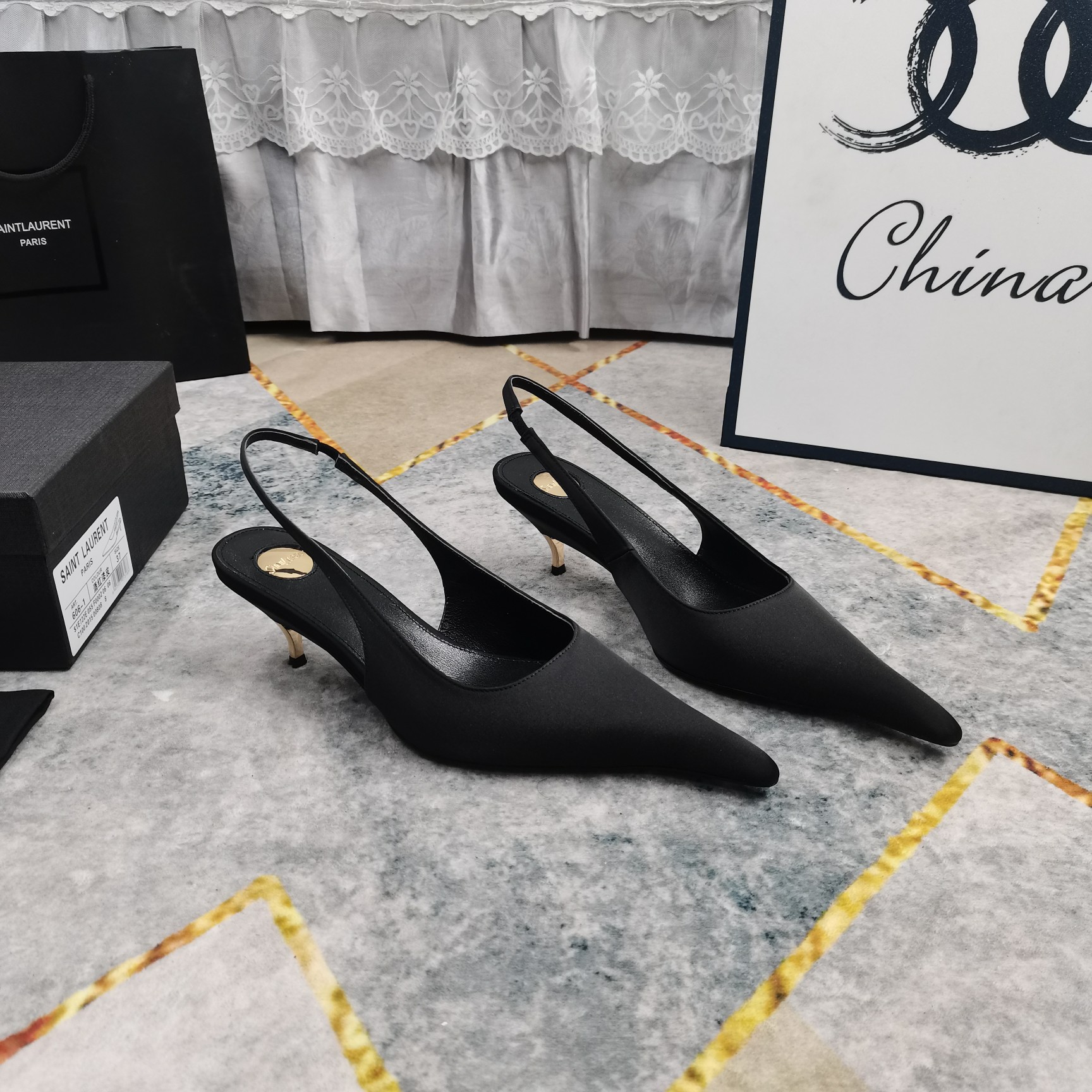 NO:711047,New - top high version, new shot glass low heel sandals, perfect details processing, foot pad sheepskin (fine texture) AAA grade Italian black leather outsole, the ultimate perfect replica 1 upper imported cow patent leather/silk 2 foot pad imported sheepskin 3 sole AAA grade black leather outsole 4Size34-43 (34 41 42 43 custom-made and non-refundable) 5 Heel height 3cm  6Clour12 colors, high heels sandals, sandals, high heels, sheepskin, real silk, Leather soles19860909上新—顶级高版本 新款小酒杯矮跟后空凉鞋 细节处理完美 垫脚羊皮（质感细腻） AAA级意大利黑色真皮大底 极致完美复刻 1鞋面进口牛漆皮/真丝 2垫脚进口羊皮 3鞋底AAA级黑色真皮大底 4Size34-43（34 41 42 43订做不退换） 5跟高3cm 6Clour12色入,高跟鞋凉鞋,sandals,high heels,sheepskin,real silk,Leather soles,Women's Shoes