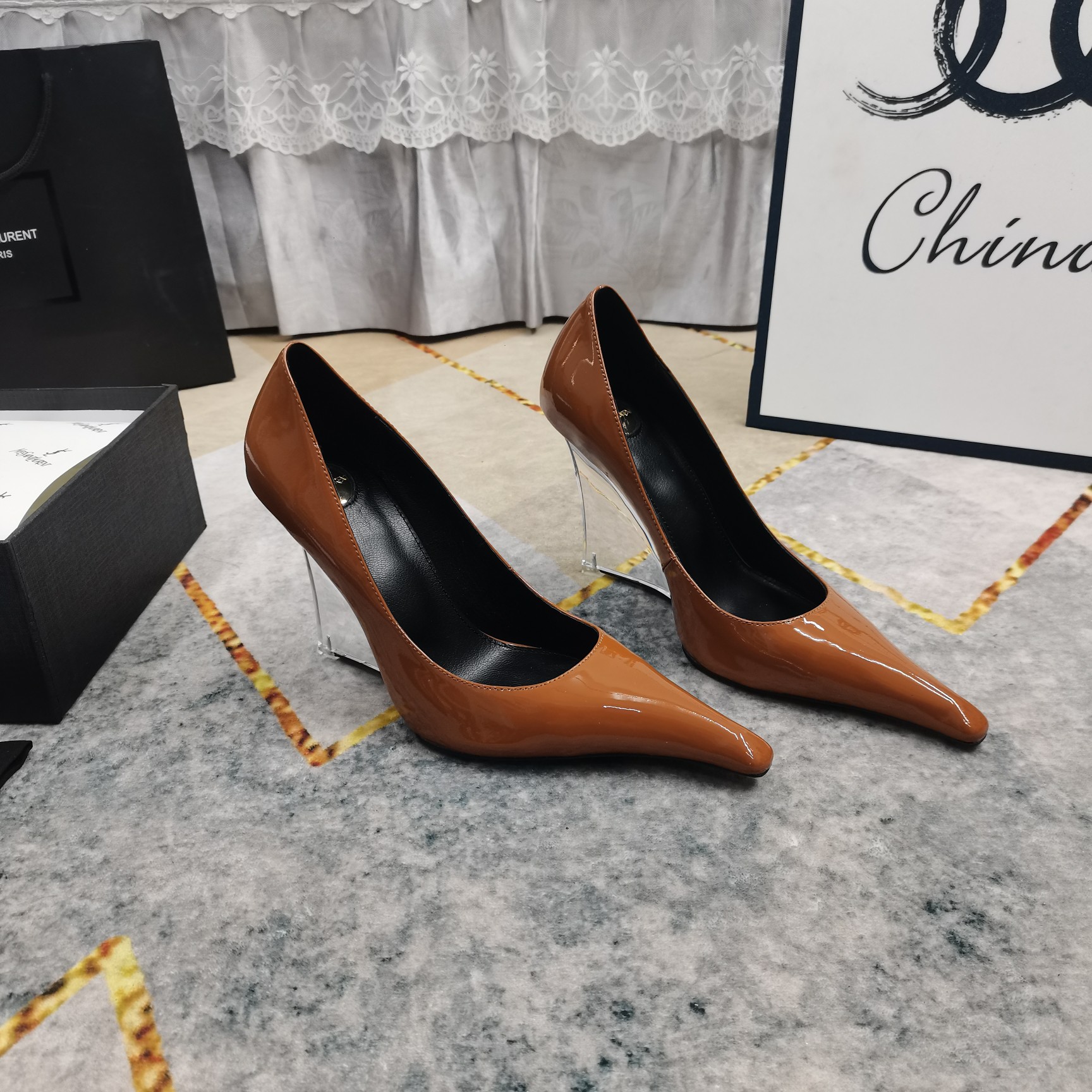 NO:711037,New - top high version of new wedge high-heeled shoes with perfect details. Sheepskin foot pad (fine texture) Italian black leather outsole. Extremely perfect replica. 1. Imported patent leather for the upper. 2. Imported sheepskin for the foot pad. 3. YB black leather outsole for the sole. 4Size34-43 (34 41 42 43 is custom-made and non-refundable). 5. Heel height 11cm. 6Clour⑤ color, high-heeled shoes, high  heels,sheepskin,leather soles19860909上新—顶级高版本 新款坡跟高跟单鞋 细节处理完美 垫脚羊皮（质感细腻） 意大利黑色真皮大底 极致完美复刻 1鞋面进口漆皮 2垫脚进口羊皮 3鞋底YB黑色真皮大底 4Size34-43（34 41 42 43订做不退换） 5跟高11cm 6Clour⑤色入,高跟鞋单鞋,high heels,sheepskin,Leather soles,Women's Shoes