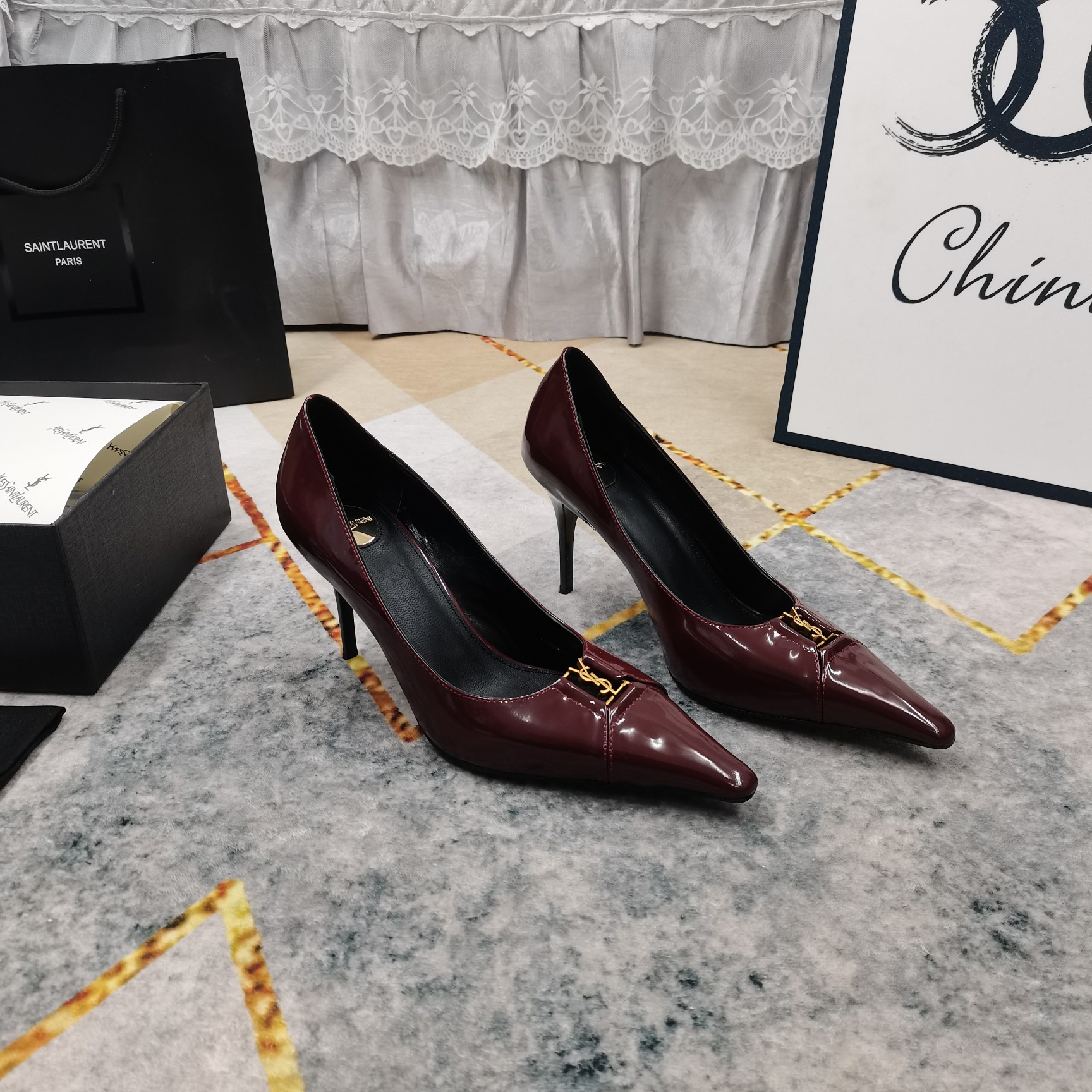 NO:711029,New - top high version. New high-heeled shoes with logo buckle. Perfect details. Sheepskin on the feet (fine texture). Italian black leather outsole. Extremely perfect replica. 1. Imported cowhide/cow patent leather for the upper. 2. Imported sheepskin for the feet. 3. YB black genuine leather outsole for the sole. 4Size34-43 (34, 41, 42, 43 are custom-made and cannot be returned or exchanged). 5. Heel height 9cm  6Clour ⑤ color, high heels, high heels, cowhide, sheepskin, Leather soles19860909上新—顶级高版本 新款logo扣装饰高跟单鞋 细节处理完美 垫脚羊皮（质感细腻） 意大利黑色真皮大底 极致完美复刻 1鞋面进口牛皮/牛漆皮 2垫脚进口羊皮 3鞋底YB黑色真皮大底 4Size34-43（34 41 42 43订做不退换） 5跟高9cm 6Clour⑤色入,高跟鞋单鞋,high heels,cowhide,sheepskin,Leather soles,Women's Shoes