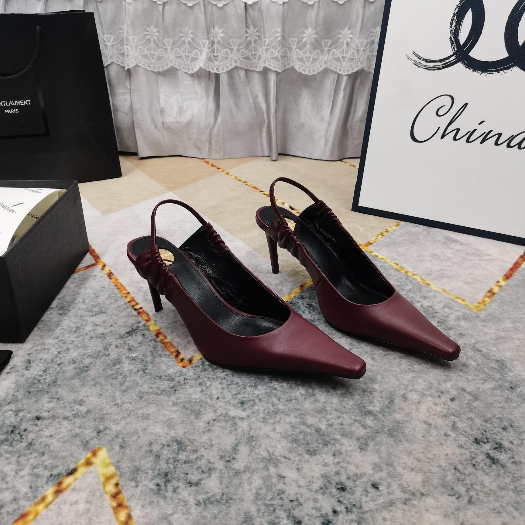 NO:711020,New - top high version, new hollow high-heeled cap-toe sandals, perfect detail processing, foot pad sheepskin (fine texture), Italian black leather outsole, the ultimate perfect replica 1 upper imported cowhide 2 foot pad imported sheepskin 3 sole YB black leather outsole 4Size34-43 (34 41 42 43 custom-made and non-returnable) 5 Heel height 8.5cm  6Clour⑥color,sandals,high heels,cowhide,sheepskin,Leather soles19860909上新—顶级高版本 新款后空高跟包头凉鞋 细节处理完美 垫脚羊皮（质感细腻） 意大利黑色真皮大底 极致完美复刻 1鞋面进口牛皮 2垫脚进口羊皮 3鞋底YB黑色真皮大底 4Size34-43（34 41 42 43订做不退换） 5跟高8.5cm 6Clour⑥色入,高跟鞋凉鞋,sandals,high heels,cowhide,sheepskin,Leather soles,Women's Shoes