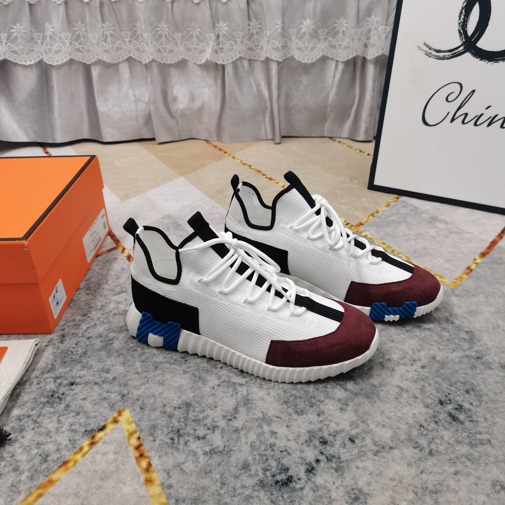 NO:711015,Feiwei's new low-top casual shoes. Fabric imported sheep leather + Feiwei material. Outsole is ultra-light IP material (feeling when stepping on cotton). Heel height 3.5cm. Size female 35-41 (customized at 41) male 39-44 (customized at 45) p women, men, casual shoes/sports shoes, sneakers, sheep19860909飞织新款低帮休闲鞋 面料进口羊京皮+飞织材料 大底超轻IP材质（踩棉花脚感） 跟高3.5cm Size女35-41（41订做）男39-44（45订做） p女、男,休闲鞋/运动鞋,sneakers,sheep,Women's Shoes