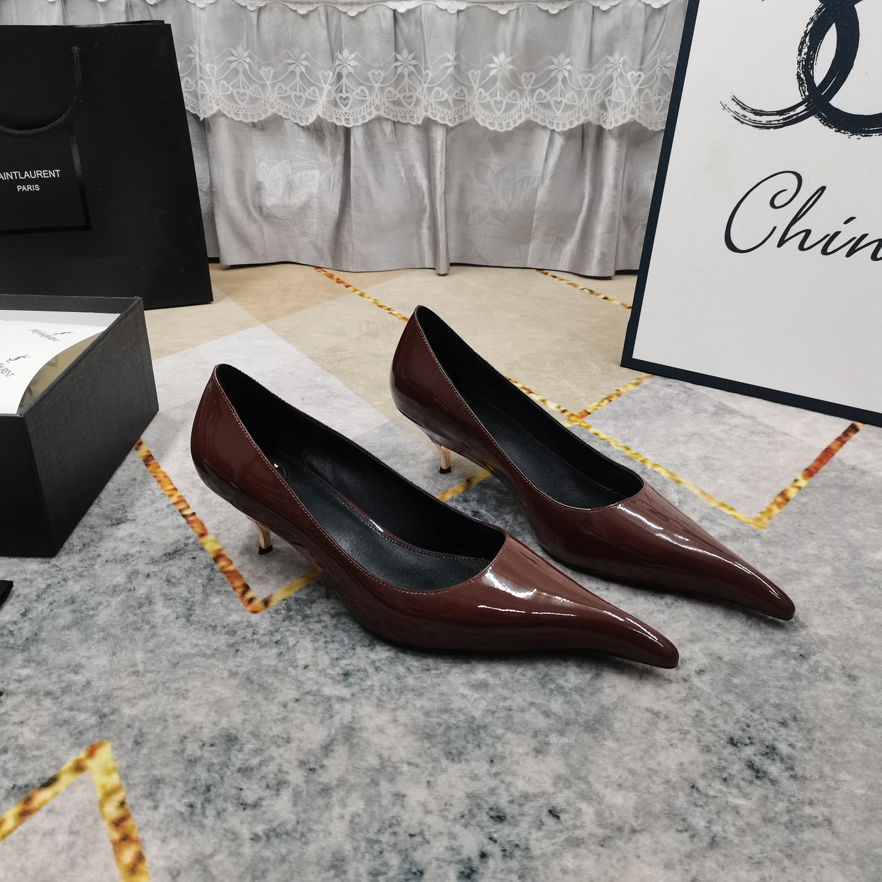 NO:711011,New - top high version, new low-heeled shoes with perfect details. Sheepskin on the feet (fine texture). Italian black leather outsole. Extremely perfect replica. 1. Imported silk/cow patent leather for the upper. 2. Imported sheepskin for the feet. 3. YB black leather sole for the sole. 4Size34-43 (34, 41, 42, 43, custom-made and non-returnable). 5. Heel height: 3.5cm  6Clour⑧color, high heels, high heels, sheepskin, real silk, Leather soles19860909上新—顶级高版本 新款矮跟单鞋 细节处理完美 垫脚羊皮（质感细腻） 意大利黑色真皮大底 极致完美复刻 1鞋面进口真丝/牛漆皮 2垫脚进口羊皮 3鞋底YB黑色真皮大底 4Size34-43（34 41 42 43订做不退换） 5跟高3.5cm 6Clour⑧色入,高跟鞋单鞋,high heels,sheepskin,real silk,Leather soles,Women's Shoes