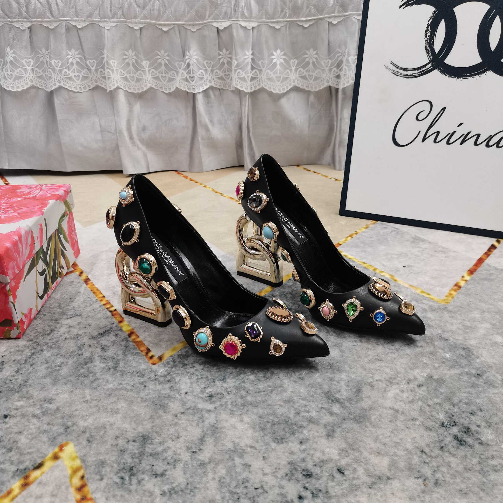 NO:711003,New - top high version, new pure handmade rhinestone logo heel high-heeled shoes, perfect detail processing, foot pad sheepskin (fine texture), AAA grade Italian black leather outsole, the ultimate perfect replica 1 upper imported cowhide + pure handmade rhinestones 2 foot pad sheepskin 3 sole AAA grade black leather outsole 4 heel height 11cm 5Clour⑤ color 6Size34-43 (34 41 42  43 (custom-made, non-returnable), high heels, high heels, cowhide, sheepskin, Leather soles19860909上新-顶级高版本 新款纯手工水钻logo跟高跟单鞋 细节处理完美 垫脚羊皮（质感细腻） AAA级意大利黑色真皮大底 极致完美复刻 1鞋面进口牛皮+纯手工水钻 2垫脚羊皮 3鞋底AAA级黑色真皮大底 4跟高11cm 5Clour⑤色入 6Size34-43（34 41 42 43订做不退换）,高跟鞋单鞋,high heels,cowhide,sheepskin,Leather soles,Women's Shoes