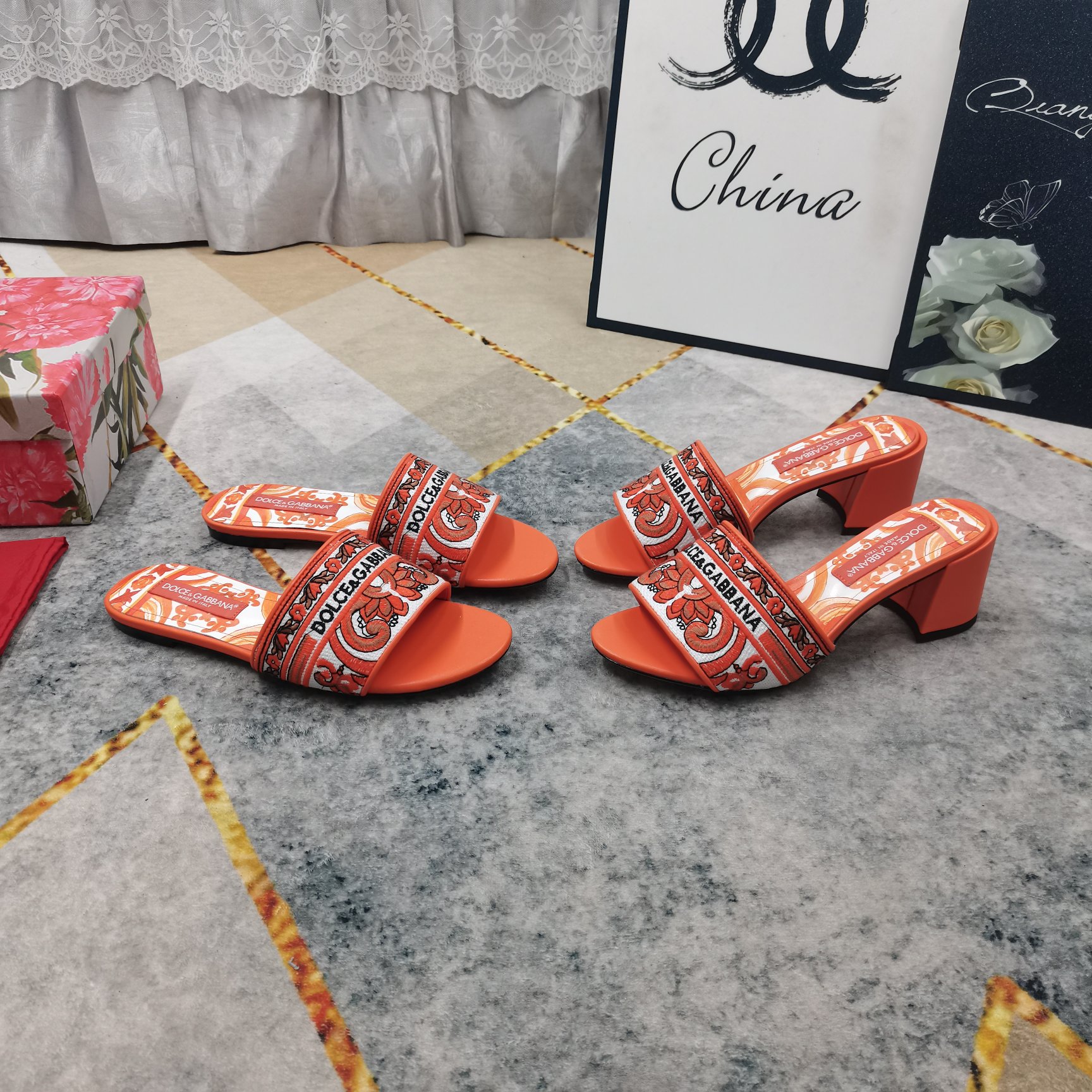 NO:710995,Newly added color top-notch version 2026 official W synchronized popular electric embroidery + 3D printing slippers YB consistent fabric, perfect detail processing, 3D printing of foot pads cowhide (fine texture) AAA grade Italian leather outsole, the ultimate perfect replica 1. Imported fabric for the upper, electric embroidery process 2. 3D printing of imported cowhide for the feet 3. AAA grade leather outsole for the sole 4Size34-43 (34 41 42 43 is custom-made and cannot be returned or exchanged)  5-heel high flat/medium heel 6.5cm 6Clour yellow rose red black purple blue floral orange p flat medium heel, slippers, slippers, cowhide, Leather soles19860909新增颜色顶级高版本 2026官W同步爆款电绣+3D打印拖鞋 YB一致面料 细节处理完美 垫脚牛皮3D打印（质感细腻） AAA级意大利真皮大底 极致完美复刻 1鞋面进口面料电绣工艺 2垫脚进口牛皮3D打印 3鞋底AAA级真皮大底 4Size34-43（34 41 42 43订做不退换） 5跟高平底款/中跟款6.5cm 6Clour黄色 玫红色 黑色 紫色 蓝色 花色 橘色 p平底 中跟,拖鞋,slippers,cowhide,Leather soles,Women's Shoes