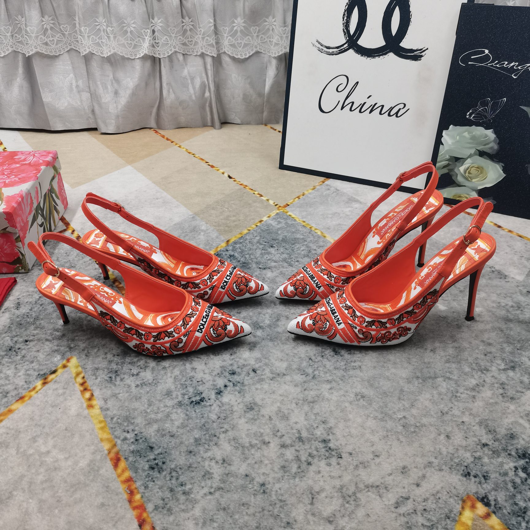 NO:710990,New - top high version 2026 official W synchronized new electric embroidery + 3D printing sandals, original consistent fabric, perfect detail processing, 3D printing of foot pads cowhide (fine texture), AAA grade Italian leather outsole, the ultimate perfect replica 1. Imported upper fabric electro-embroidery process 2. Foot pads imported cowhide 3D printing 3. Sole AAA grade genuine leather outsole 4Size34-43 (34 41 42 43 is custom-made and cannot be returned or exchanged)  5 high school heels 6.5cm 6Clour yellow rose red black orange, high heels sandals, sandals, high heels, cowhide, Leather soles19860909上新-顶级高版本 2026官W同步新款电绣+3D打印凉鞋 原版一致面料 细节处理完美 垫脚牛皮3D打印（质感细腻） AAA级意大利真皮大底 极致完美复刻 1鞋面进口面料电绣工艺 2垫脚进口牛皮3D打印 3鞋底AAA级真皮大底 4Size34-43（34 41 42 43订做不退换） 5跟高中跟6.5cm 6Clour黄色 玫红色 黑色 橘色,高跟鞋凉鞋,sandals,high heels,cowhide,Leather soles,Women's Shoes