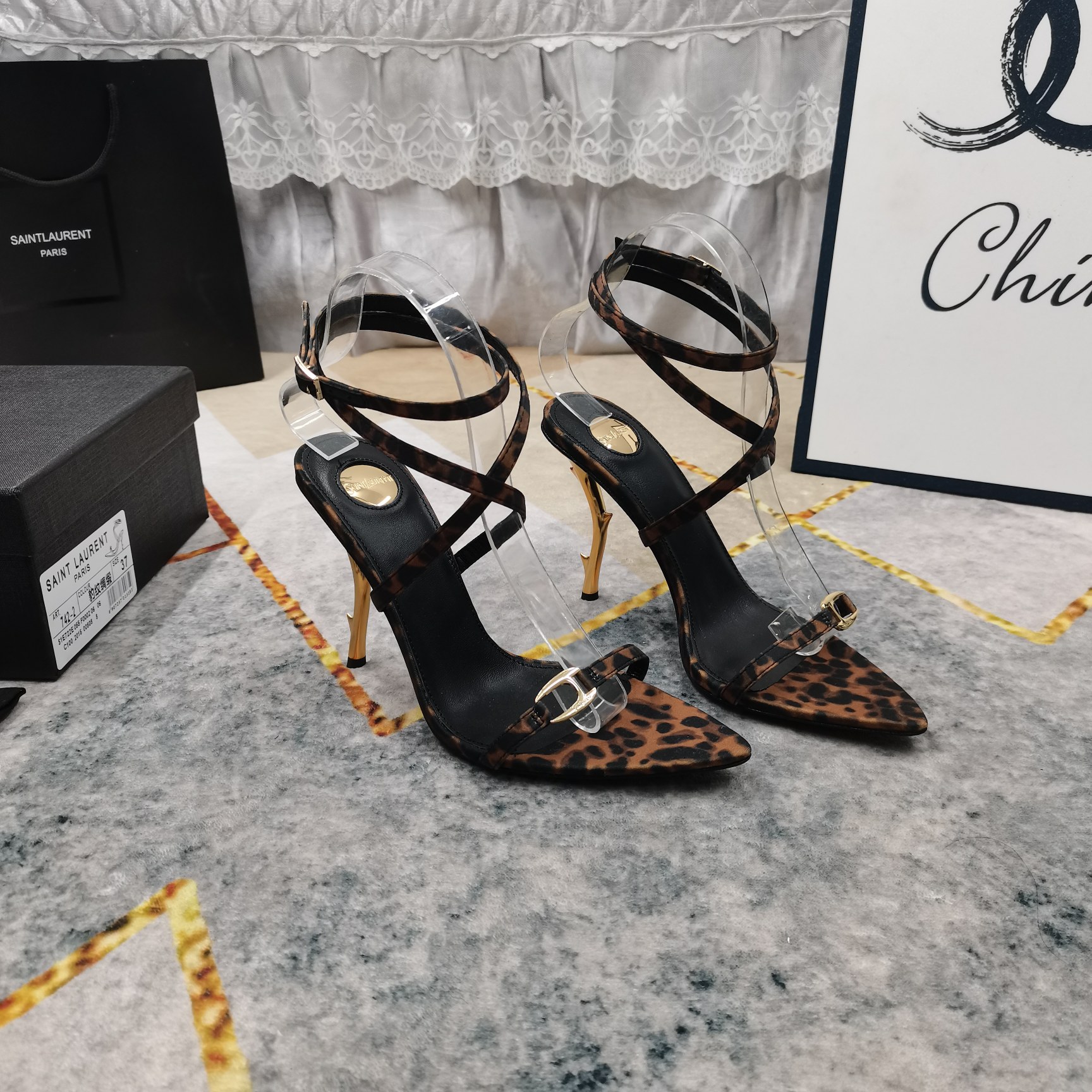 NO:710984,New - top high version, new special-shaped heel buckle decorated sandals, perfect details processing, foot pad sheepskin (fine texture) AAA grade Italian black leather outsole, the ultimate perfect replica 1 upper imported silk 2 foot pad imported sheepskin 3 sole AAA grade black leather outsole 4Size34-43 (34 41 42 43 custom-made and non-refundable) 5 Heel height 10.5cm  6Clour ⑤ color, high heels sandals, sandals, high heels, sheepskin, real silk, Leather soles19860909上新—顶级高版本 新款异型跟饰扣装饰凉鞋 细节处理完美 垫脚羊皮（质感细腻） AAA级意大利黑色真皮大底 极致完美复刻 1鞋面进口真丝 2垫脚进口羊皮 3鞋底AAA级黑色真皮大底 4Size34-43（34 41 42 43订做不退换） 5跟高10.5cm 6Clour⑤色入,高跟鞋凉鞋,sandals,high heels,sheepskin,real silk,Leather soles,Women's Shoes