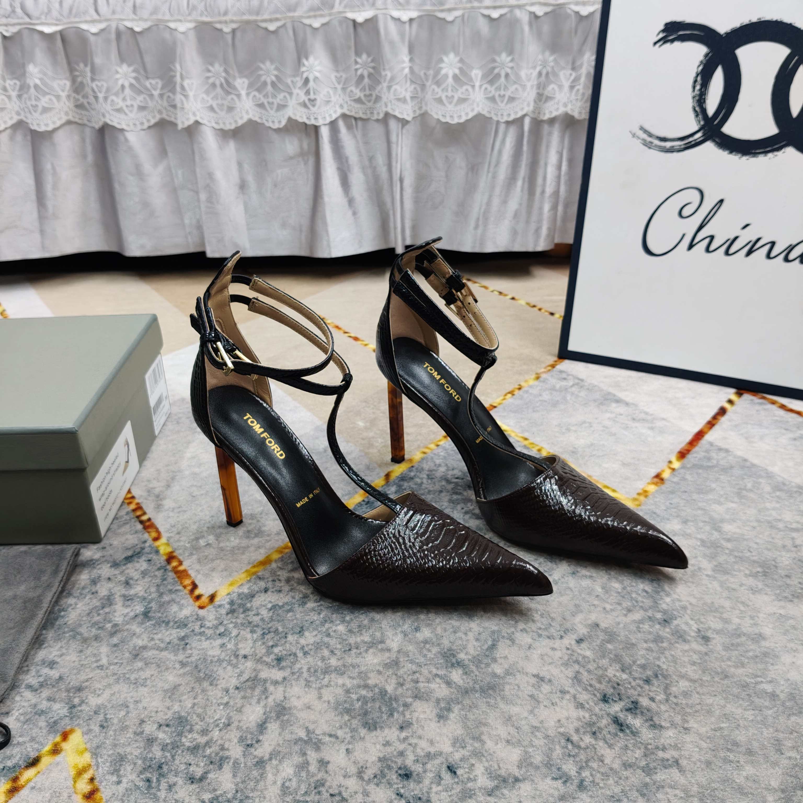 NO:780146,New - top high version Official W synchronized new one-line high-heeled cap-toe sandals, perfect details processing, foot pad sheepskin (fine texture) AAA grade YB Italian leather outsole, the ultimate perfect replica 1 upper imported cowhide 2 foot pad sheepskin 3 sole AAA grade YB leather outsole 4 heel height 10.5cm 5Clour⑤ color 6Size34-43 (34 41 42  43 Custom-made (non-refundable), high heels, sandals, high heels, cowhide, sheepskin, Leather soles19860909上新-顶级高版本 官W同步新款一字带高跟包头凉鞋 细节处理完美 垫脚羊皮（质感细腻） AAA级YB意大利真皮大底 极致完美复刻 1鞋面进口牛皮 2垫脚羊皮 3鞋底AAA级YB真皮大底 4跟高10.5cm 5Clour⑤色入 6Size34-43（34 41 42 43订做不退换）,高跟鞋,sandals,high heels,cowhide,sheepskin,Leather soles,Women's Shoes