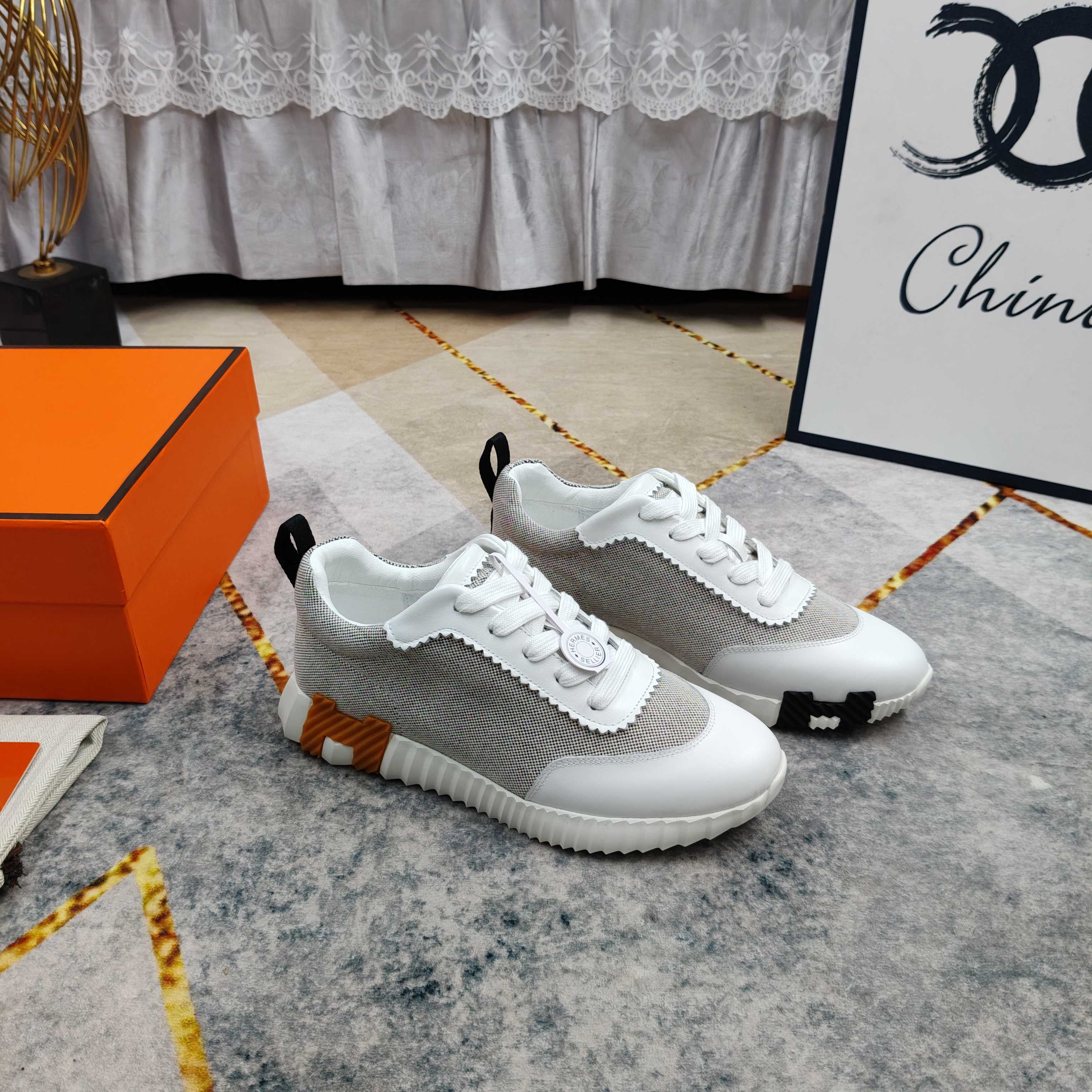 NO:780129,New colors for men and women - HERMES low-cut casual shoes. Fabric imported cowhide stitching. Outsole ultra-light IP material (feeling like cotton). Heel height 3.5cm. Size female 35-41 (41 customized) male 39-44 (45 customized), casual shoes/sports shoes, hermes, sneakers, cowhide, sheep.19860909男女 新配色出货—HERMES·低帮休闲鞋 面料进口牛皮拼接羊京 大底超轻IP材质（踩棉花脚感） 跟高3.5cm Size女35-41（41订做）男39-44（45订做）,休闲鞋/运动鞋,hermes,sneakers,cowhide,sheep,Women's Shoes
