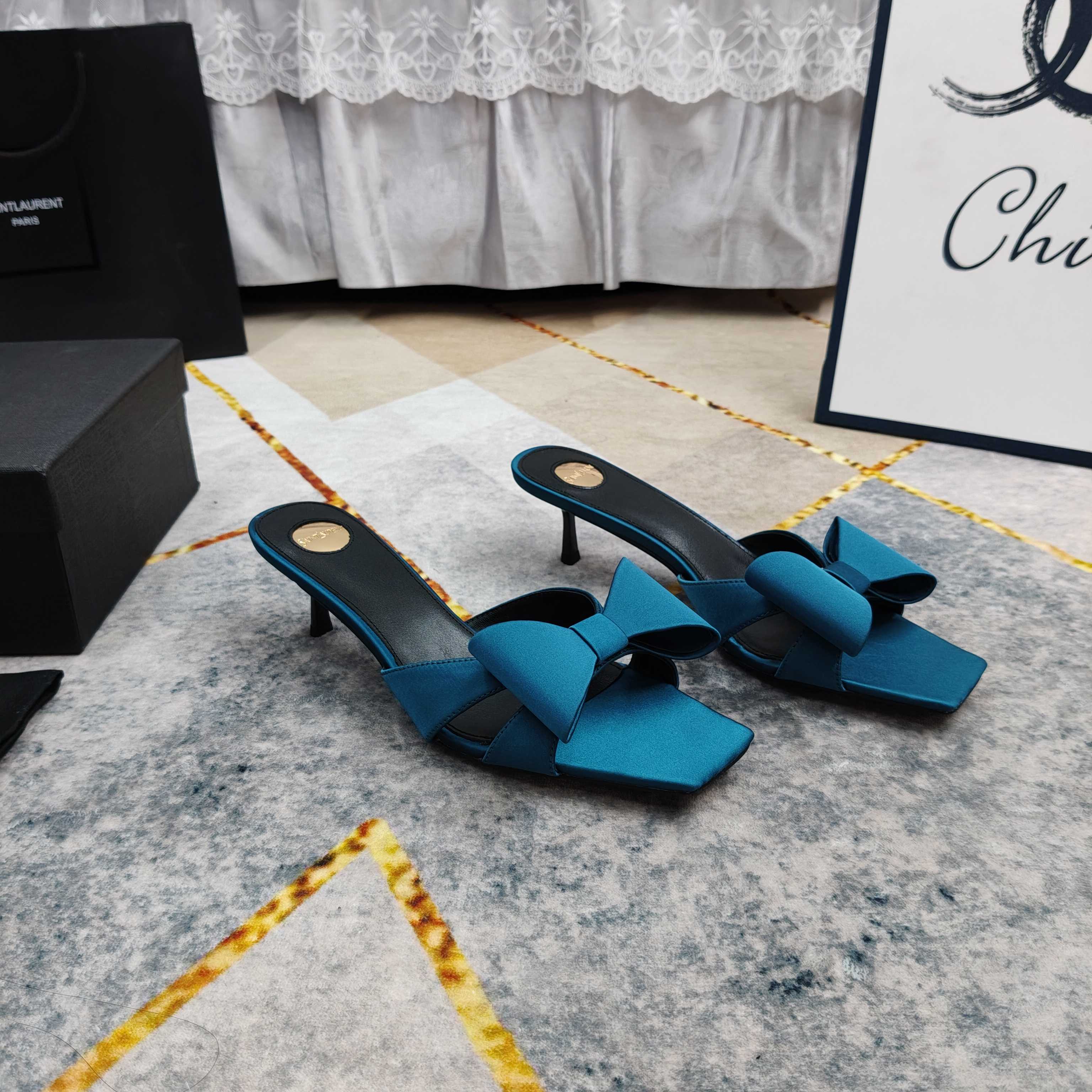 NO:749162,New - top high version 2026 new bow silk mid-heeled slippers, perfect details processing, foot pad sheepskin (fine texture) AAA grade Italian black leather outsole, the ultimate perfect replica 1 vamp imported silk + bow decoration 2 foot pad imported sheepskin 3 sole AAA grade black leather outsole 4Size34-43 (34 41 42 43 custom-made and non-refundable) 5 Heel height 6.5cm  6Clour6 colors, slippers, slippers, sheepskin, real silk, Leather soles19860909上新—顶级高版本 2026新款蝴蝶结真丝中跟拖鞋 细节处理完美 垫脚羊皮（质感细腻） AAA级意大利黑色真皮大底 极致完美复刻 1鞋面进口真丝+蝴蝶结装饰 2垫脚进口羊皮 3鞋底AAA级黑色真皮大底 4Size34-43（34 41 42 43订做不退换） 5跟高6.5cm 6Clour6色入,拖鞋,slippers,sheepskin,real silk,Leather soles,Women's Shoes