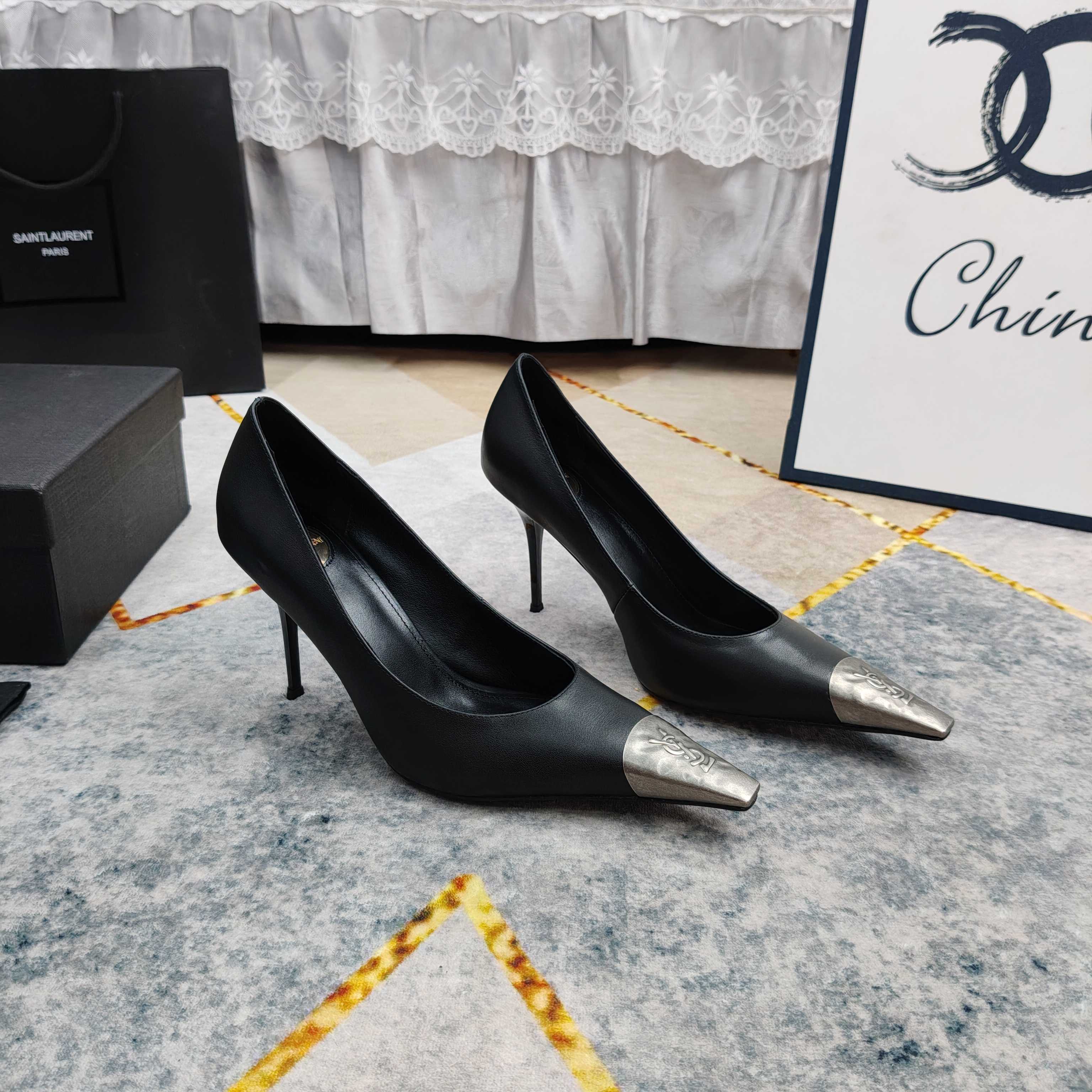 NO:789529,New - top high version, new high-heeled shoes with logo iron buckle decoration, perfect detail processing, foot pad sheepskin (fine texture), Italian black leather outsole, the ultimate perfect replica 1 upper imported cowhide/open edge beaded cowhide 2 foot pad imported sheepskin 3 sole YB black leather outsole 4Size34-43 (34 41 42 43 custom-made and non-returnable) 5 Heel height 10.5cm  6Clour⑥sex,high heels,high heels,cowhide,sheepskin,Leather soles19860909上新—顶级高版本 新款logo铁扣装饰高跟单鞋 细节处理完美 垫脚羊皮（质感细腻） 意大利黑色真皮大底 极致完美复刻 1鞋面进口牛皮/开边珠牛皮 2垫脚进口羊皮 3鞋底YB黑色真皮大底 4Size34-43（34 41 42 43订做不退换） 5跟高10.5cm 6Clour⑥色入,高跟鞋,high heels,cowhide,sheepskin,Leather soles,Women's Shoes