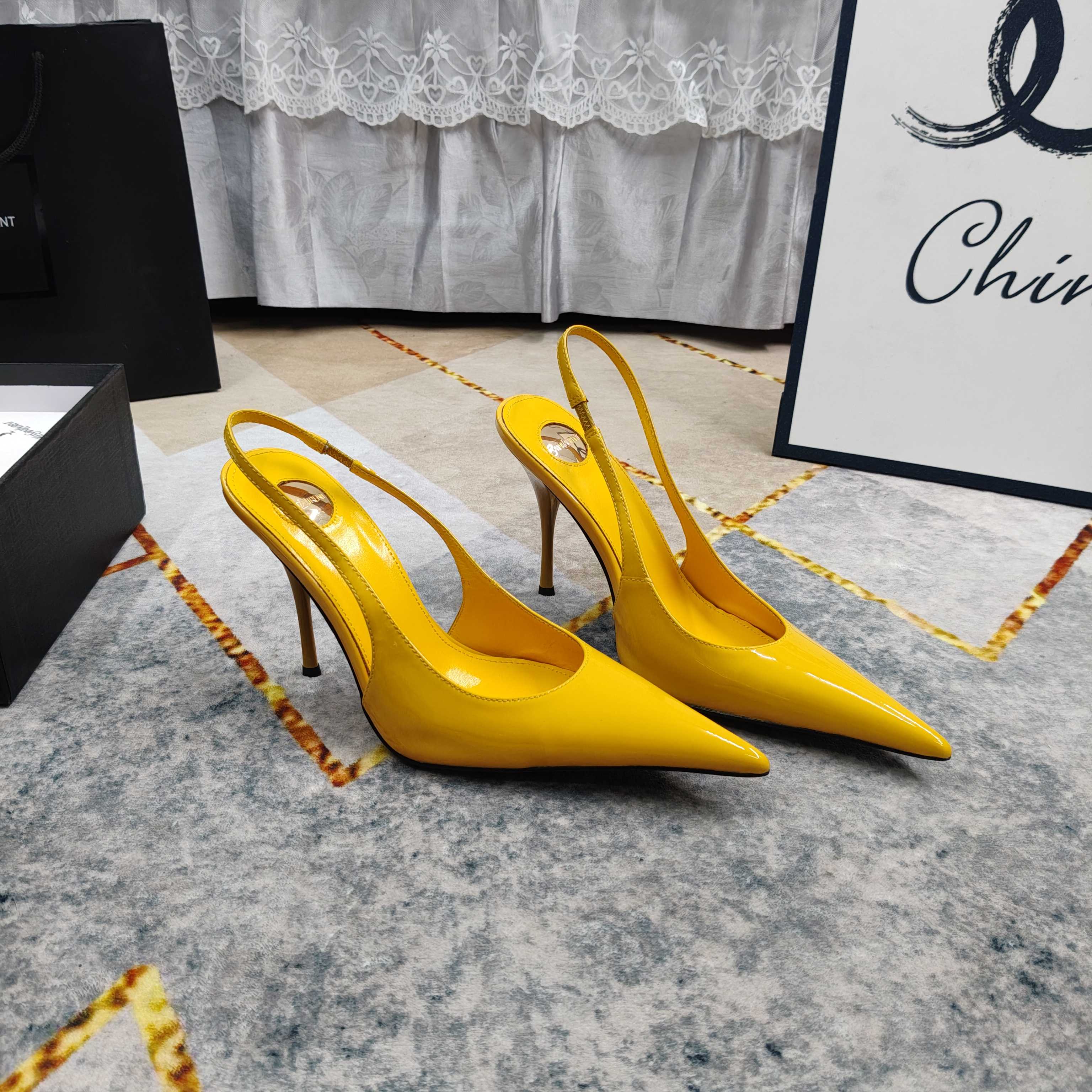 NO:789509,New - top high version new toe-toe high-heeled sandals with perfect details. Sheepskin for foot pads (fine texture) Italian black leather outsole. Extremely perfect replica. 1. Imported cowhide for the upper. 2. Imported sheepskin for the feet. 3. YB black leather outsole for the sole. 4Size34-43 (34 41 42 43 is custom-made and cannot be returned or exchanged) 5. Heel height 10.5cm  6Clour⑨,high heels,sandals,high heels,cowhide,sheepskin,Leather soles19860909上新—顶级高版本 新款包头高跟凉鞋 细节处理完美 垫脚羊皮（质感细腻） 意大利黑色真皮大底 极致完美复刻 1鞋面进口牛皮 2垫脚进口羊皮 3鞋底YB黑色真皮大底 4Size34-43（34 41 42 43订做不退换） 5跟高10.5cm 6Clour⑨色入,高跟鞋,sandals,high heels,cowhide,sheepskin,Leather soles,Women's Shoes