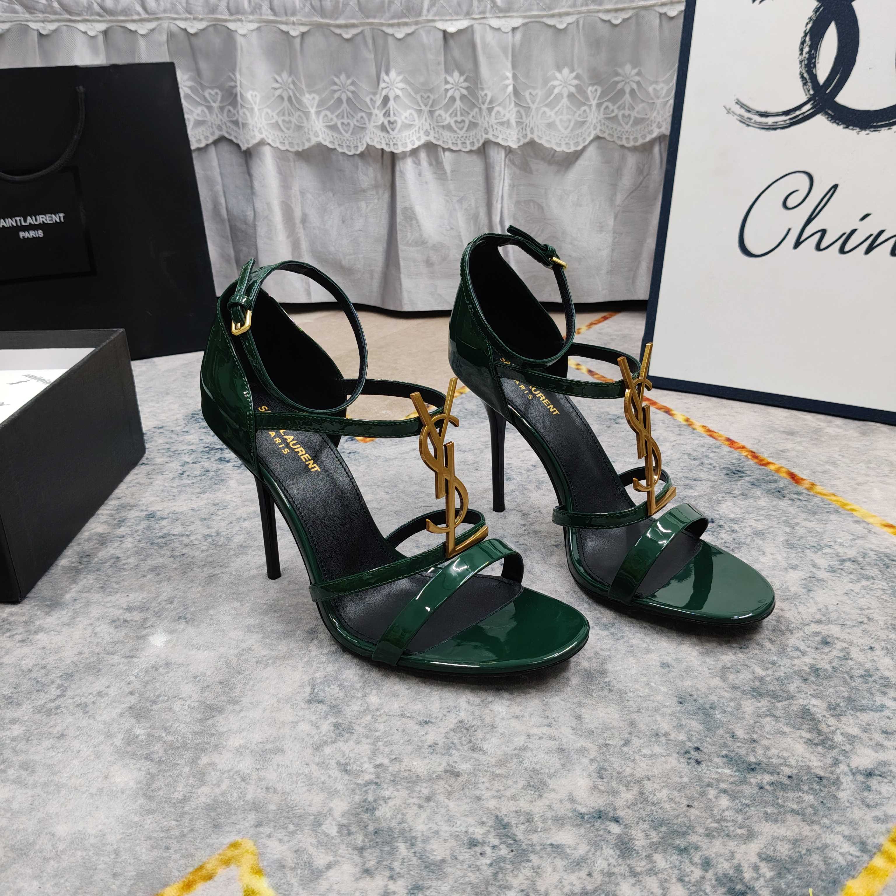 NO:789523,New - top high version letter buckle one-word strap stiletto sandals with perfect details. Sheepskin on the feet (delicate texture) Italian black leather outsole. The ultimate perfect replica. 1. Imported cow patent leather for the upper. 2. Imported sheepskin for the feet. 3. YB black leather outsole for the sole. 4Size34-43 (34 41 42 43 is custom-made and cannot be returned or exchanged) 5. Heel height 10.5cm  6Clour④,high heels,sandals,high heels,sheepskin,Leather soles19860909上新—顶级高版本 字母扣一字带细高跟凉鞋 细节处理完美 垫脚羊皮（质感细腻） 意大利黑色真皮大底 极致完美复刻 1鞋面进口牛漆皮 2垫脚进口羊皮 3鞋底YB黑色真皮大底 4Size34-43（34 41 42 43订做不退换） 5跟高10.5cm 6Clour④色入,高跟鞋,sandals,high heels,sheepskin,Leather soles,Women's Shoes